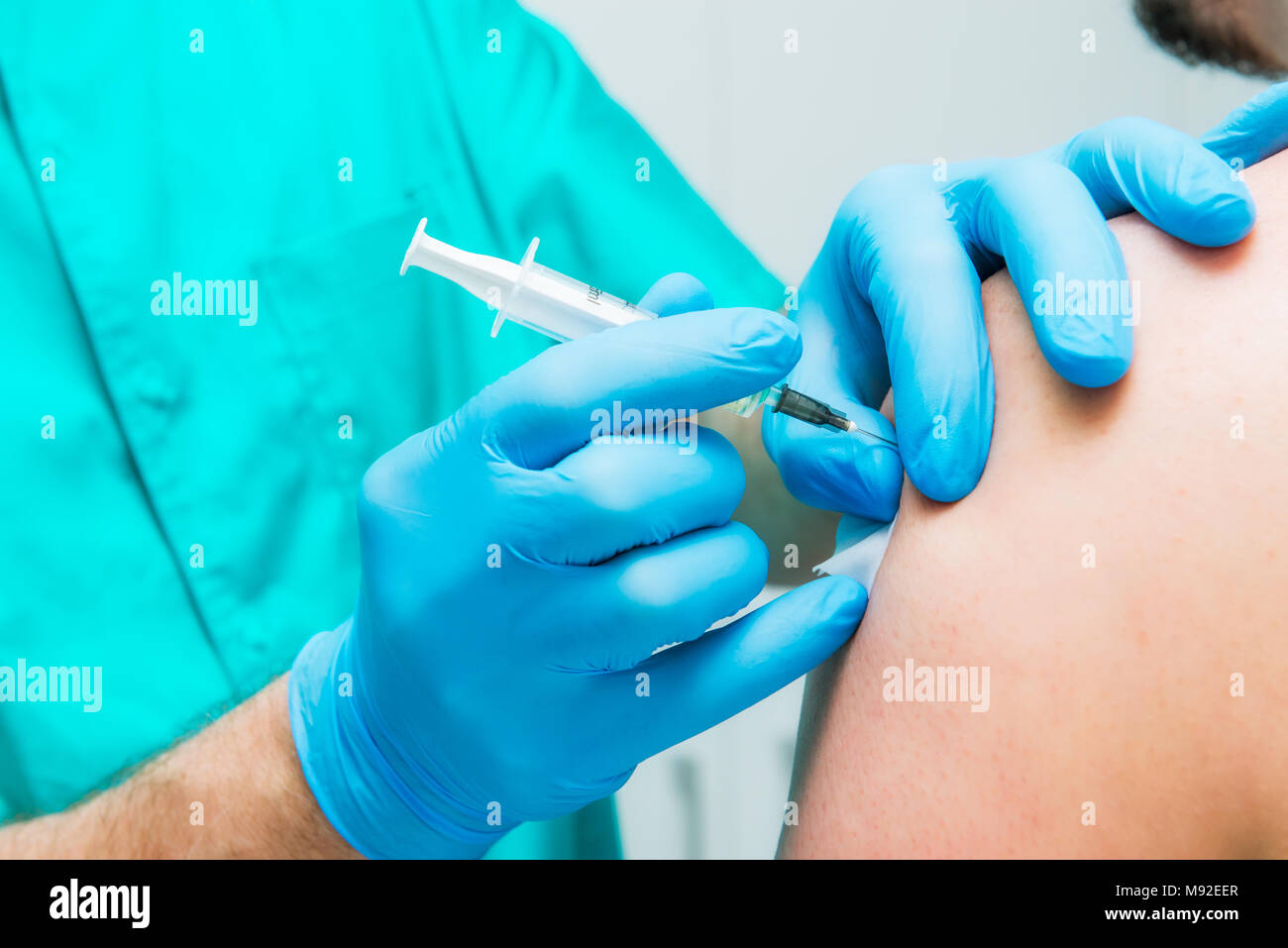 Close up neurologue médecin fait une thérapie par injection (blocus) dans le muscle deltoïde de patient de sexe masculin. Le traitement de la douleur Alternative concept. Focus sélectif, de l'espace pour le texte. Banque D'Images