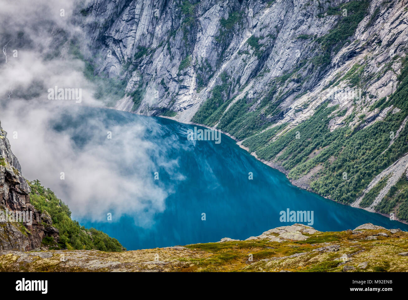 Beau paysage norvégien avec montagnes sur la façon de le trolltunga Banque D'Images