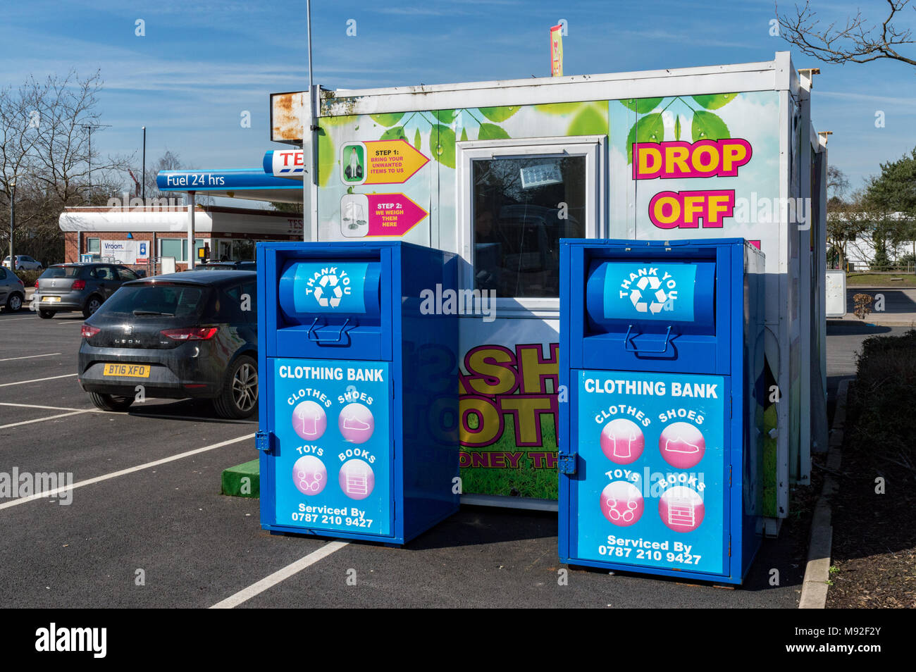 Drop off point de recyclage au sein de Tesco. Banque D'Images