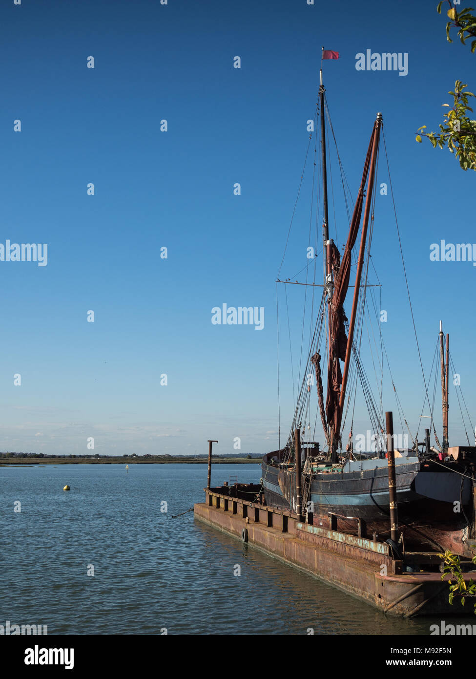 La voile en cale sèche pour l'entretien au port de plaisance de Blackwater, Essex, UK Banque D'Images