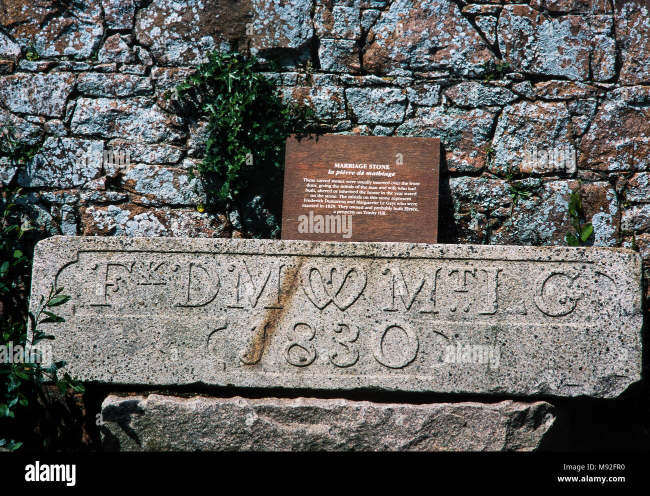 Mariage de pierre avec les initiales du couple et daté 1830, typique de la pierre inséré au-dessus de la porte d'une maison à Jersey, Channel Islands Banque D'Images