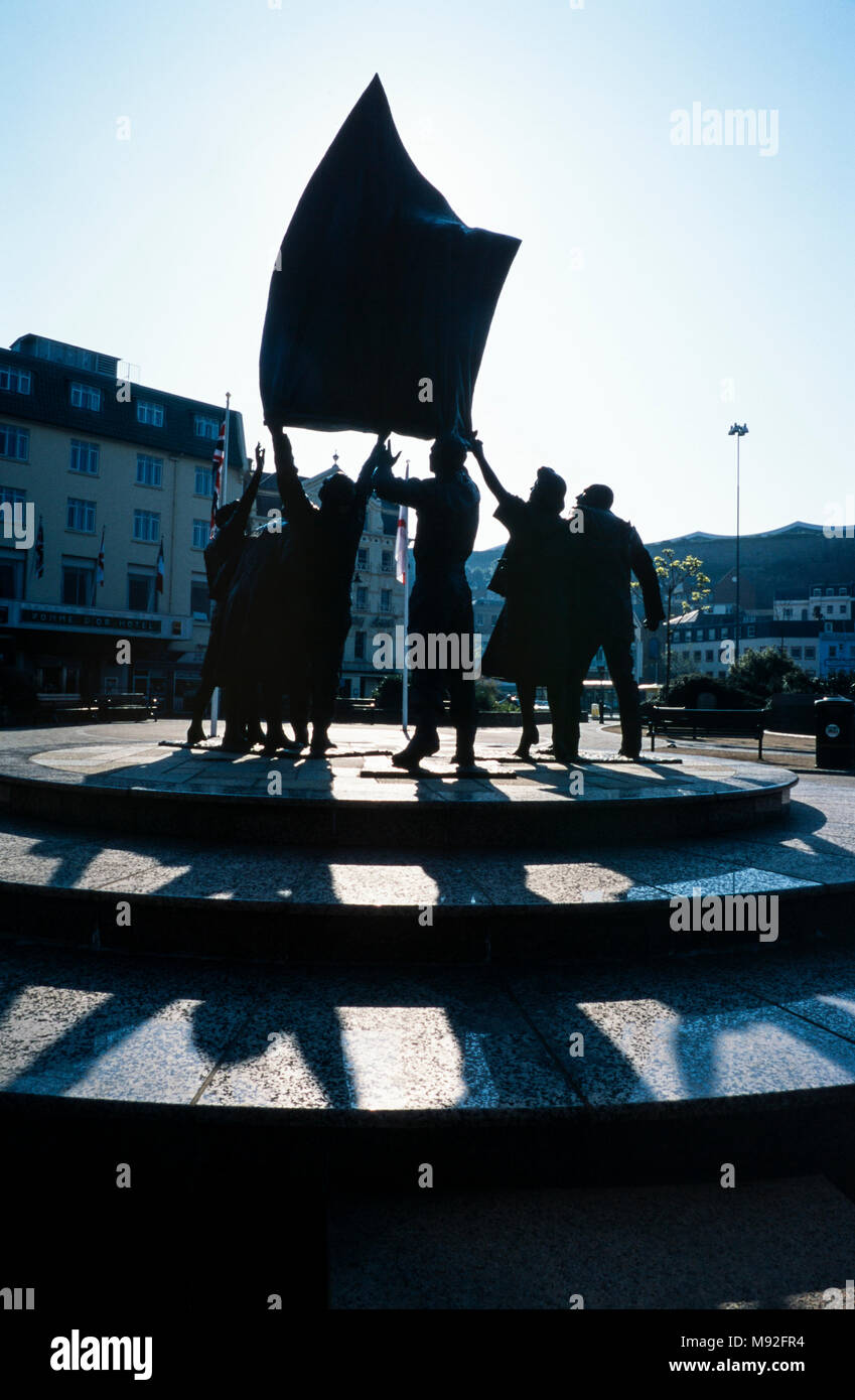 Sculpture pour commémorer 50 ans de la libération de Jersey après la seconde guerre mondiale, par Philip Jackson, il a été dévoilé par le Prince de Galles, le 9 mai 1995, photo d'archives, 2003, Channel Islands Banque D'Images