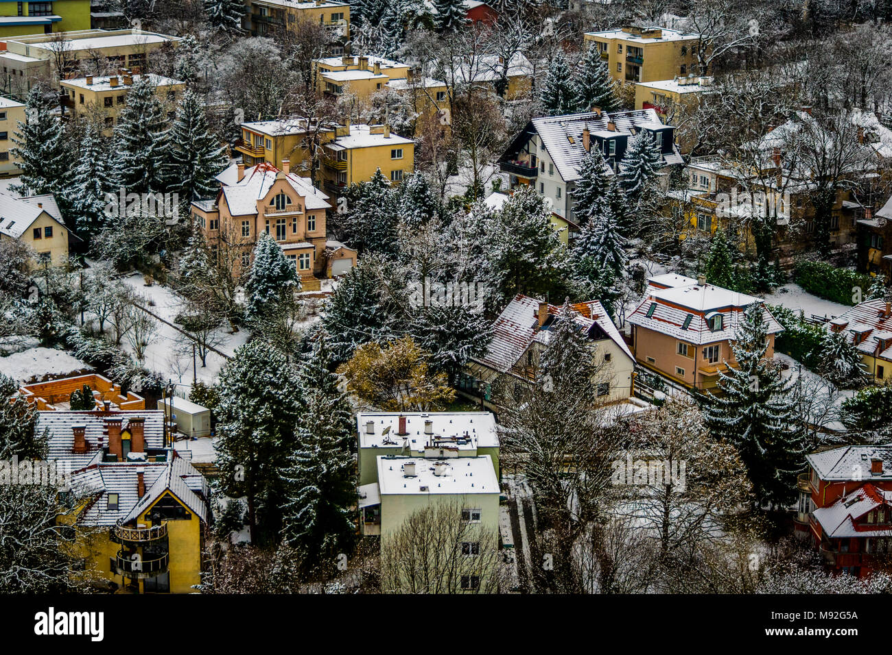 Paysage urbain enneigé de Budapest en hiver, vue d'en haut. Paysage de ville en hiver neige jour, Budapest, Hongrie. Banque D'Images