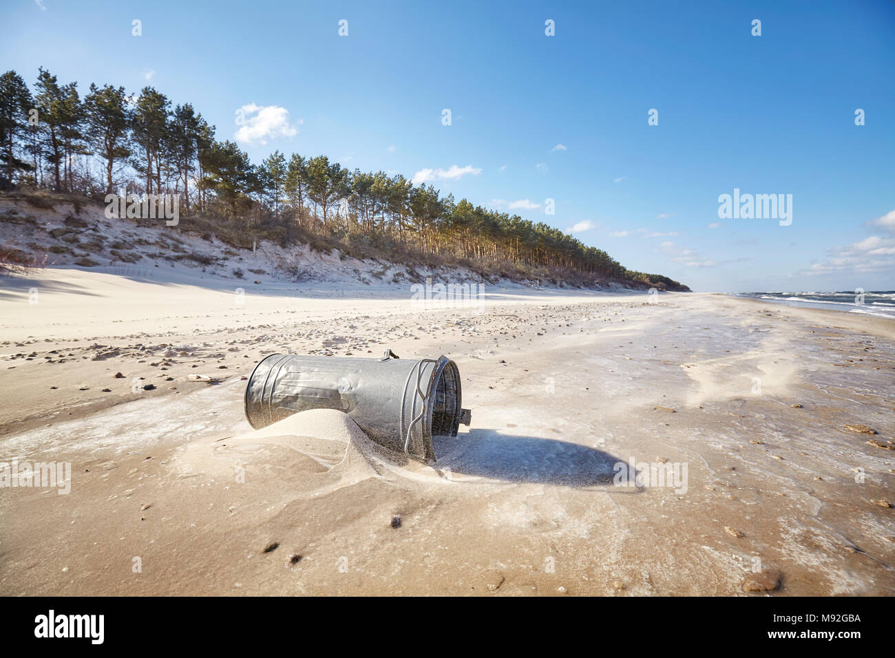 Ancienne corbeille sur une plage, la pollution de l'environnement concept. Banque D'Images