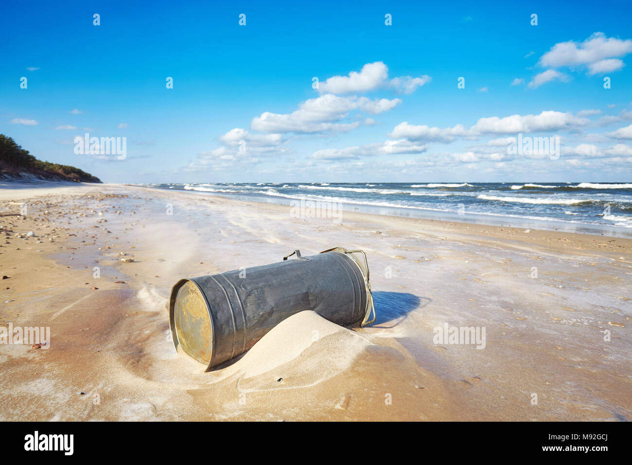 Ancienne corbeille sur une plage, la pollution de l'environnement concept. Banque D'Images