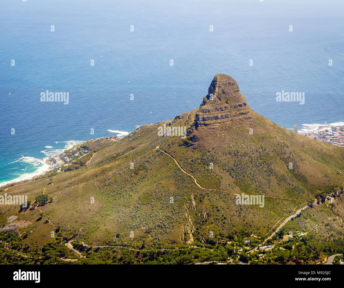 Vue sur la Montagne Lion's Head à partir de la Table Mountain à Cape Town, Afrique du Sud Banque D'Images