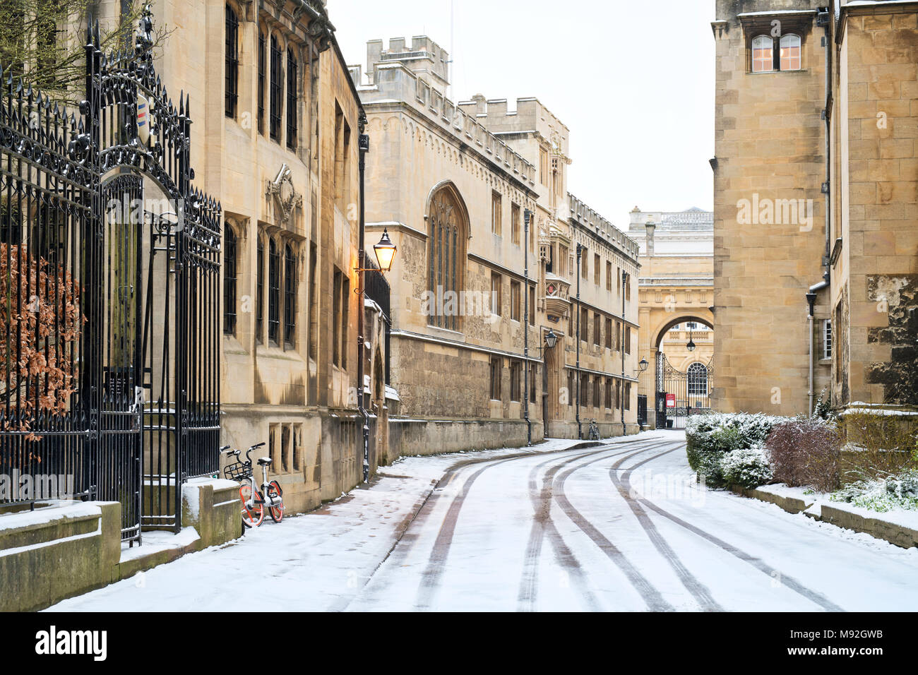 Merton street dans la neige tôt le matin. Oxford, Oxfordshire, Angleterre Banque D'Images