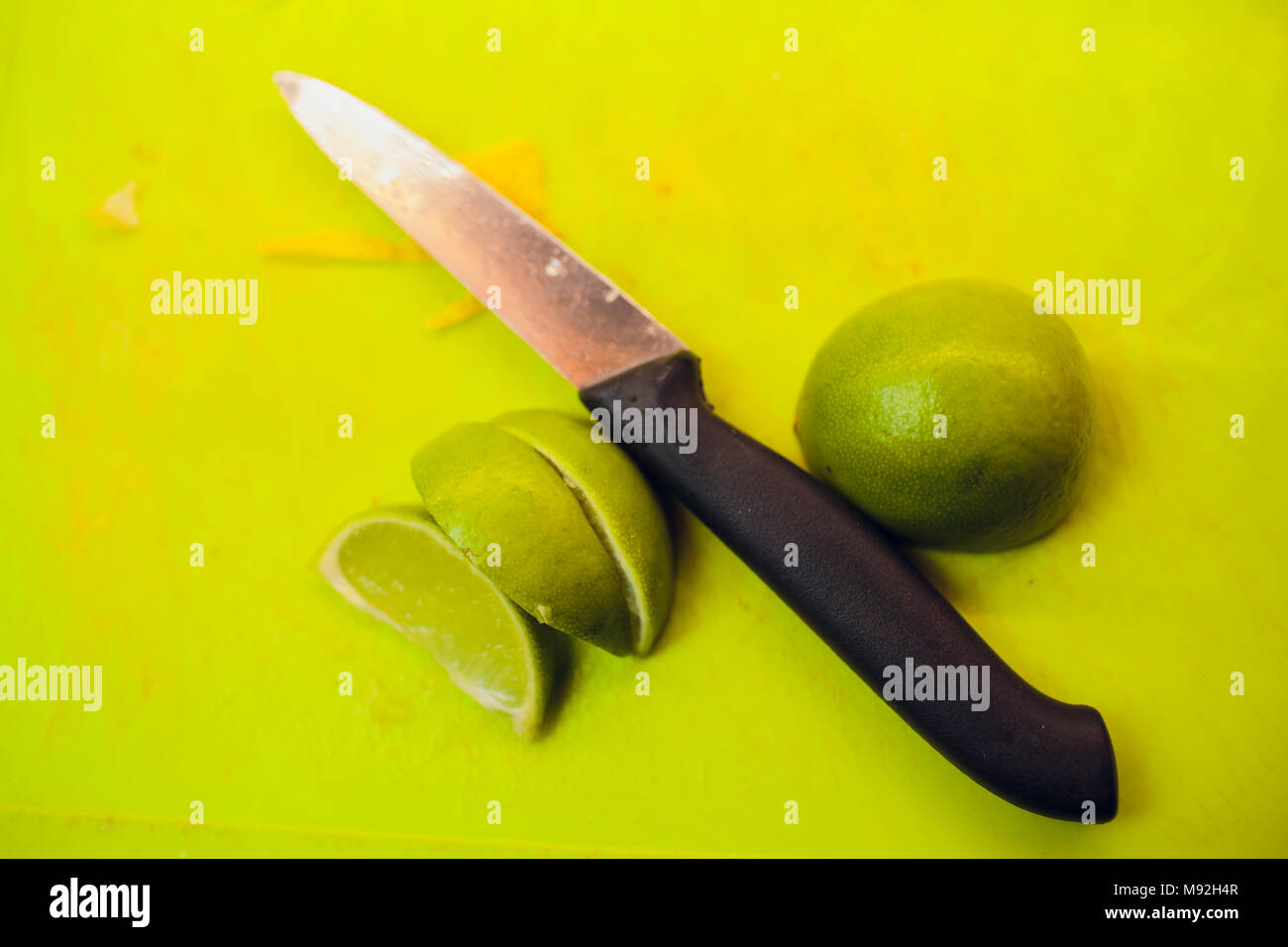 Tranches de citron lime avec les feuilles de menthe et le couteau sur le conseil de pierre Banque D'Images