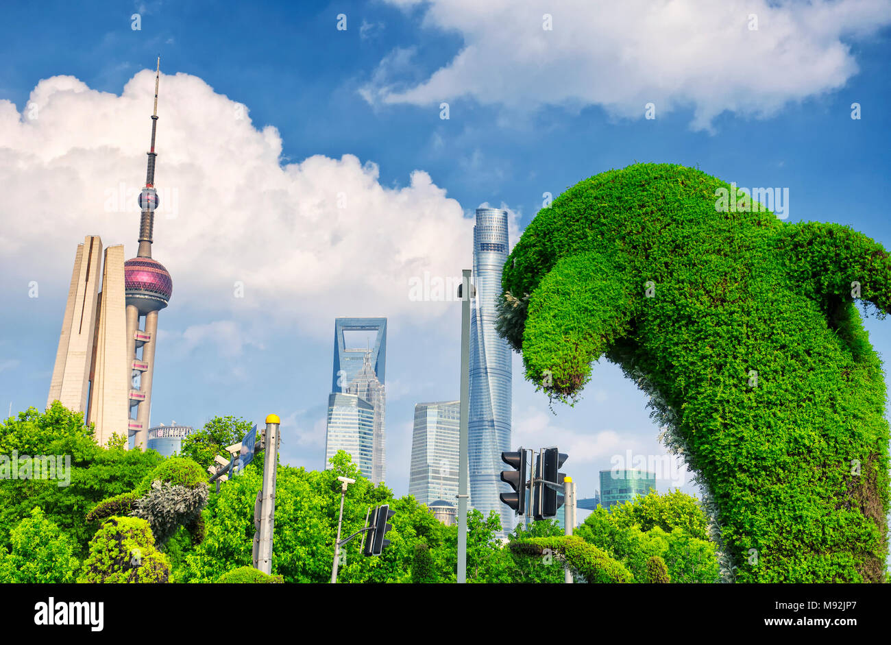 Un grand en forme de dauphin près du bush (jardin) waibaidu bridge sur le côté de la Chine Shanghai Puxi. Banque D'Images