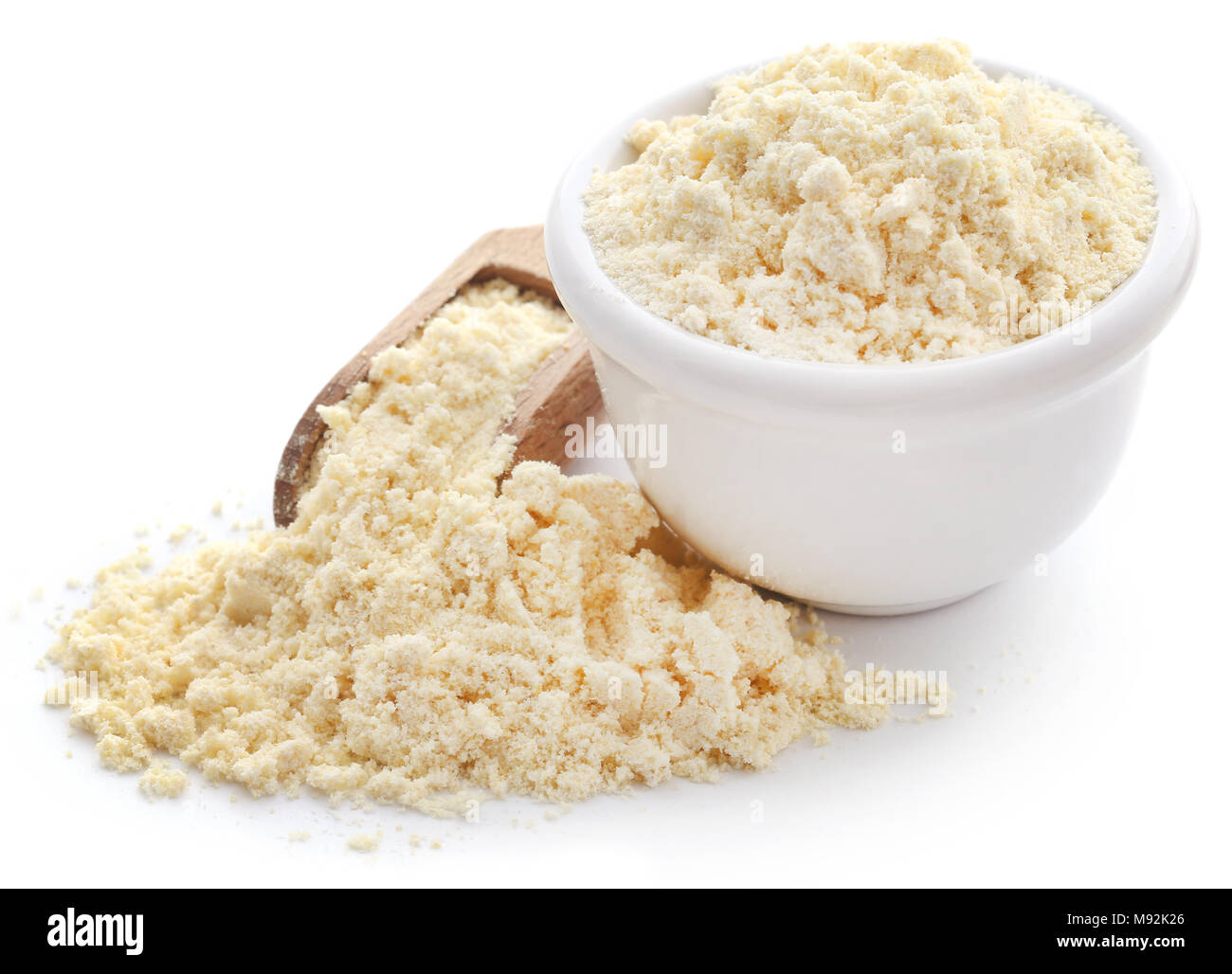 Grammes de farine dans le bol et cuillère en bois sur fond blanc Photo  Stock - Alamy