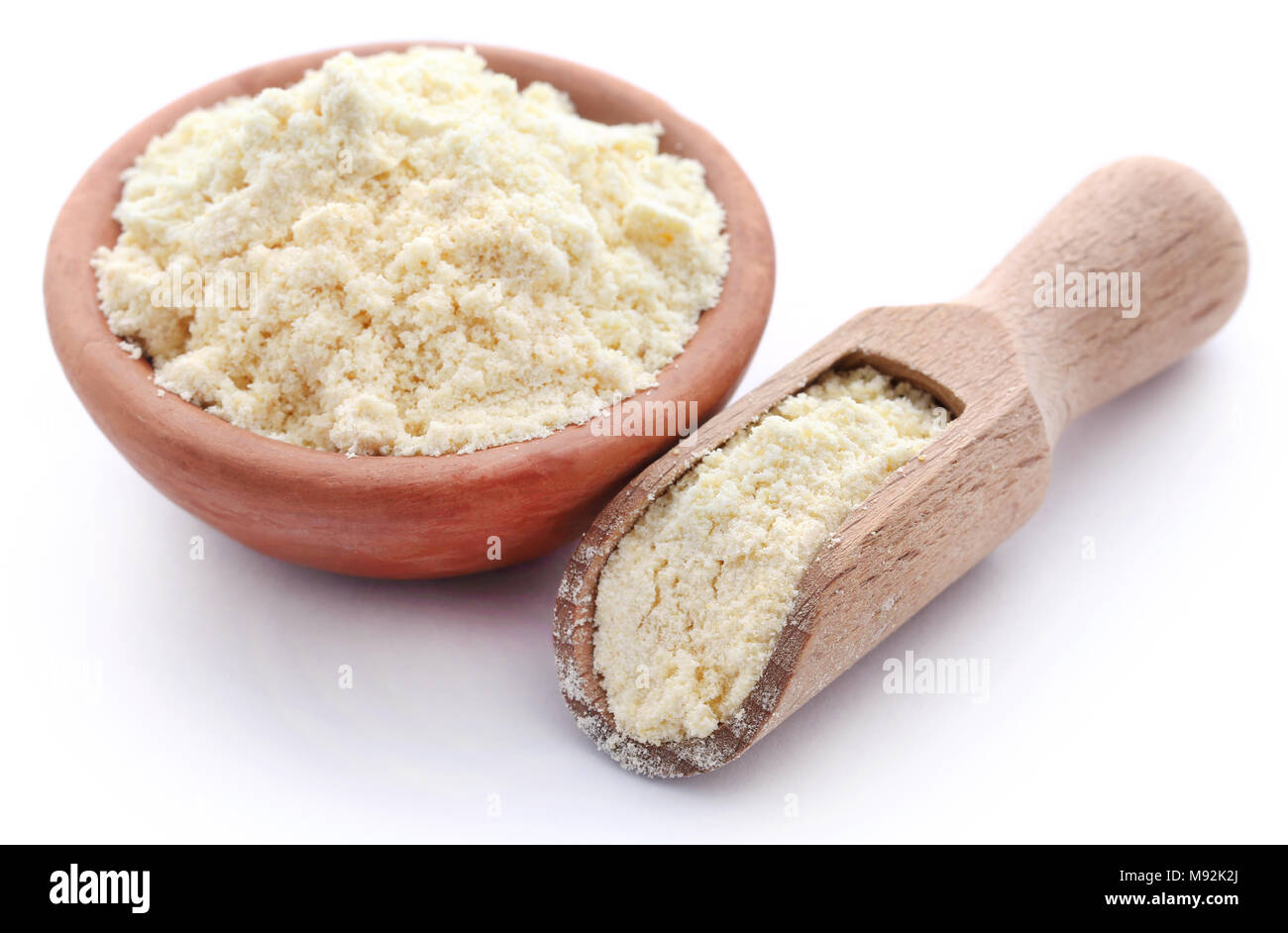 Grammes de farine dans le bol et cuillère en bois sur fond blanc Photo  Stock - Alamy