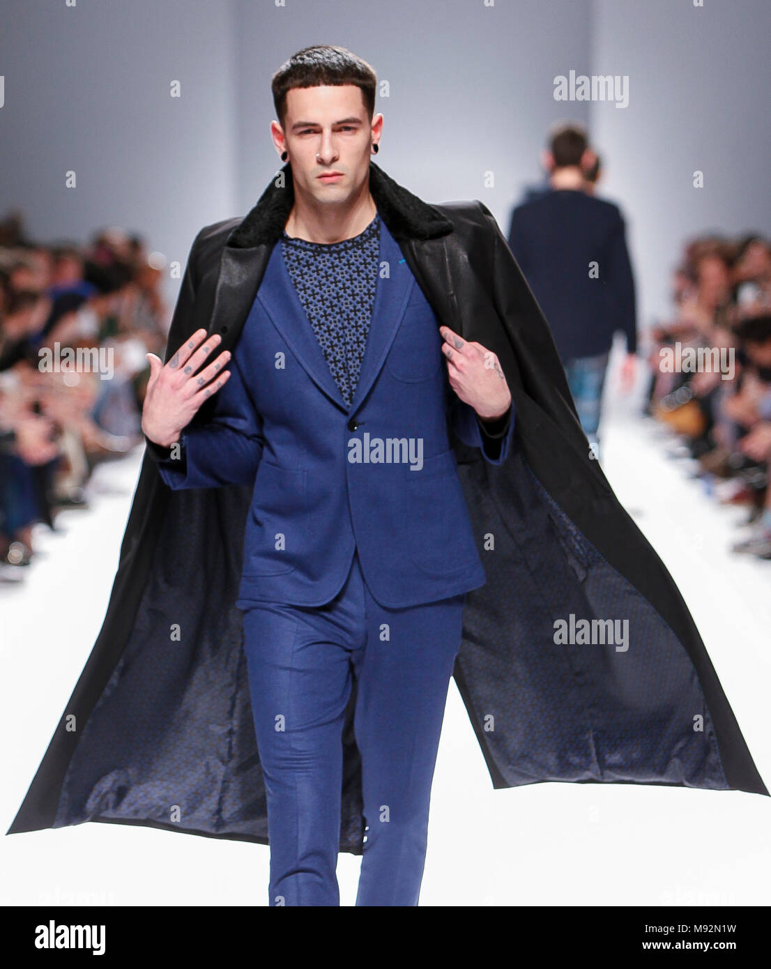 Model cat walk Nuno Gama F/W 18-19 collection défilé à 50 édition de la Fashion Week de Paris, le 10 mars 2018 à Lisbonne, Portugal Banque D'Images