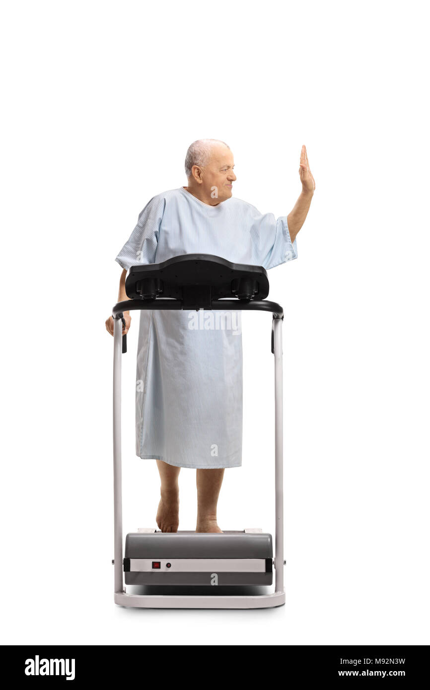 Profil tourné sur toute la longueur d'un patient âgé marcher sur un tapis roulant et faire un geste cinq isolé sur fond blanc Banque D'Images