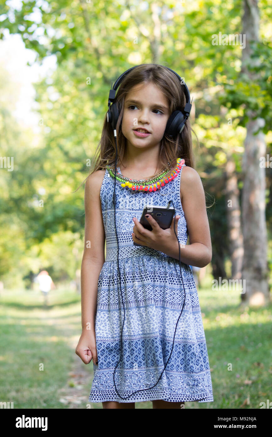 Cute little girl listening music Banque D'Images