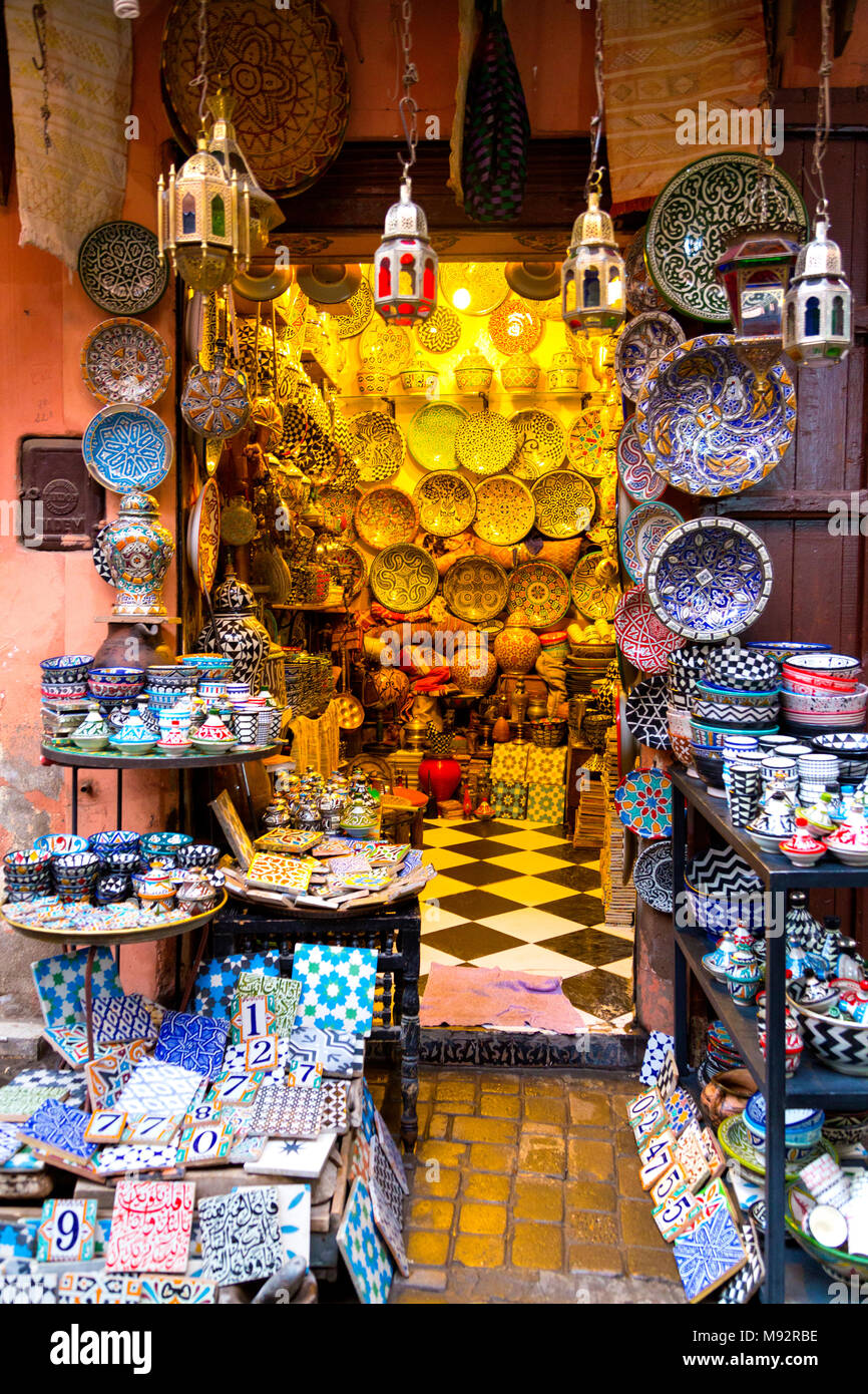 Poterie et céramique traditionnelle marocaine boutique dans la médina de Marrakech, Maroc Banque D'Images