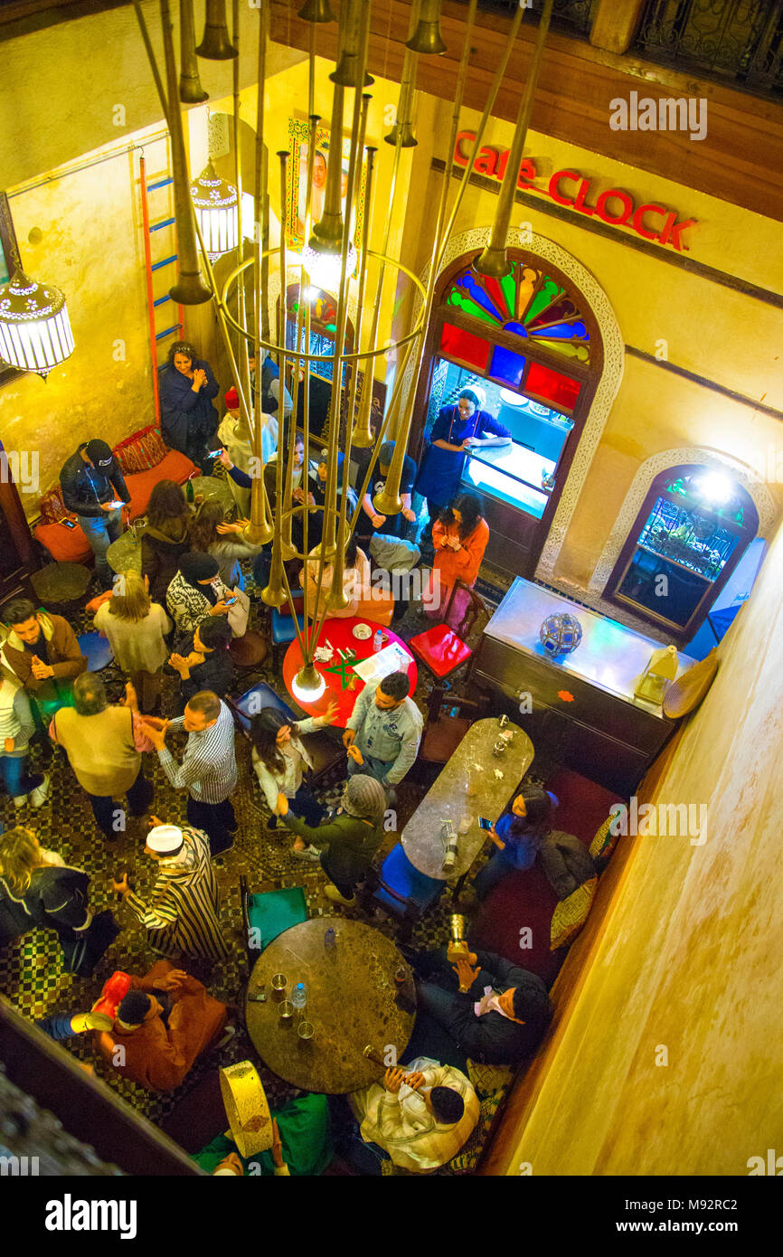 Les gens danser au son des musiciens au Café Réveil à Fes, Maroc Banque D'Images