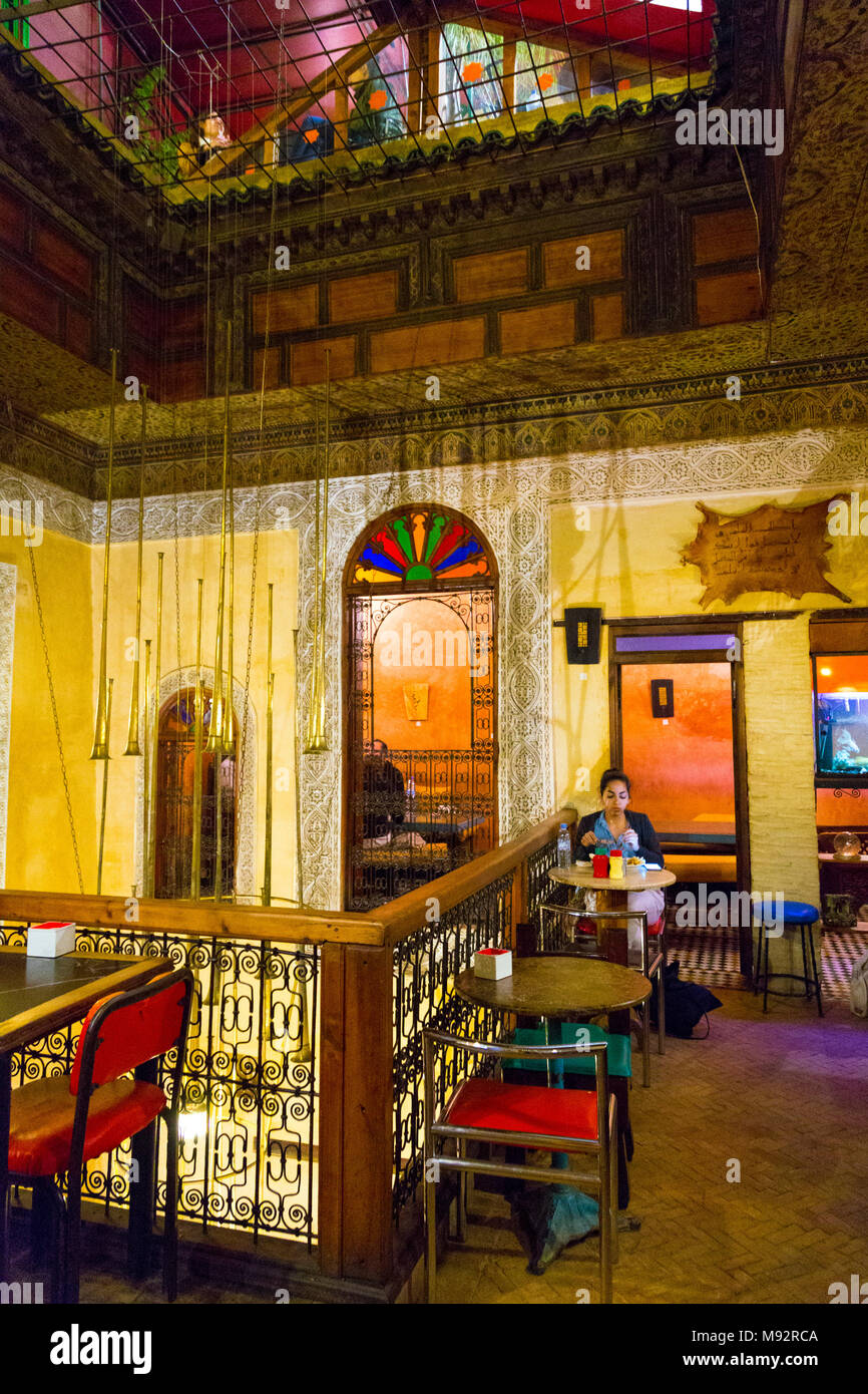 Intérieur de café Réveil à Fes, Maroc Banque D'Images