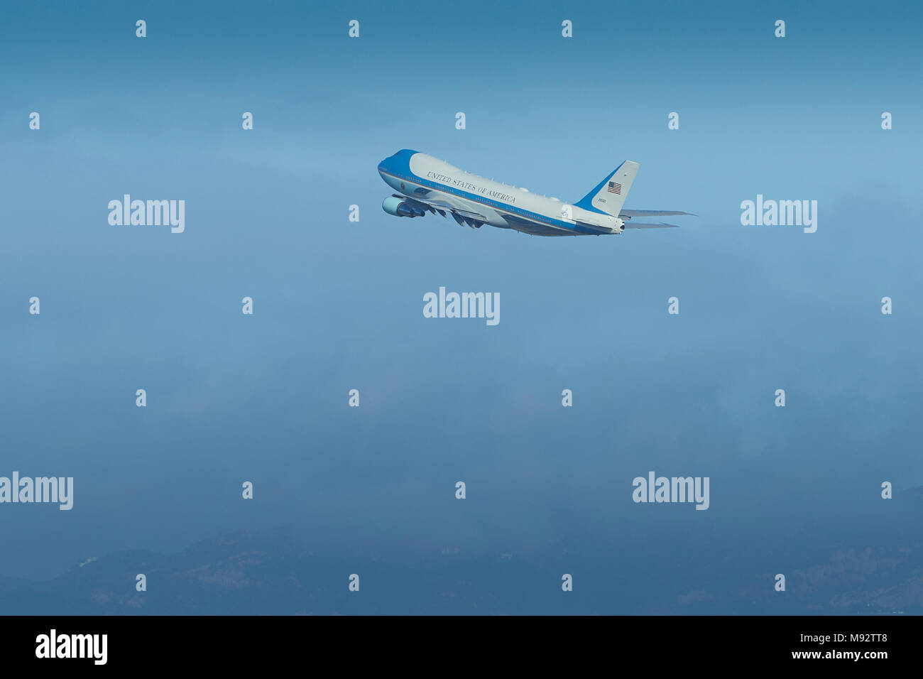 L'Air Force One, Escalade loin de l'Aéroport International de Los Angeles, LAX, transportant le Président Trump à St Louis. 14 mars 2018. Banque D'Images