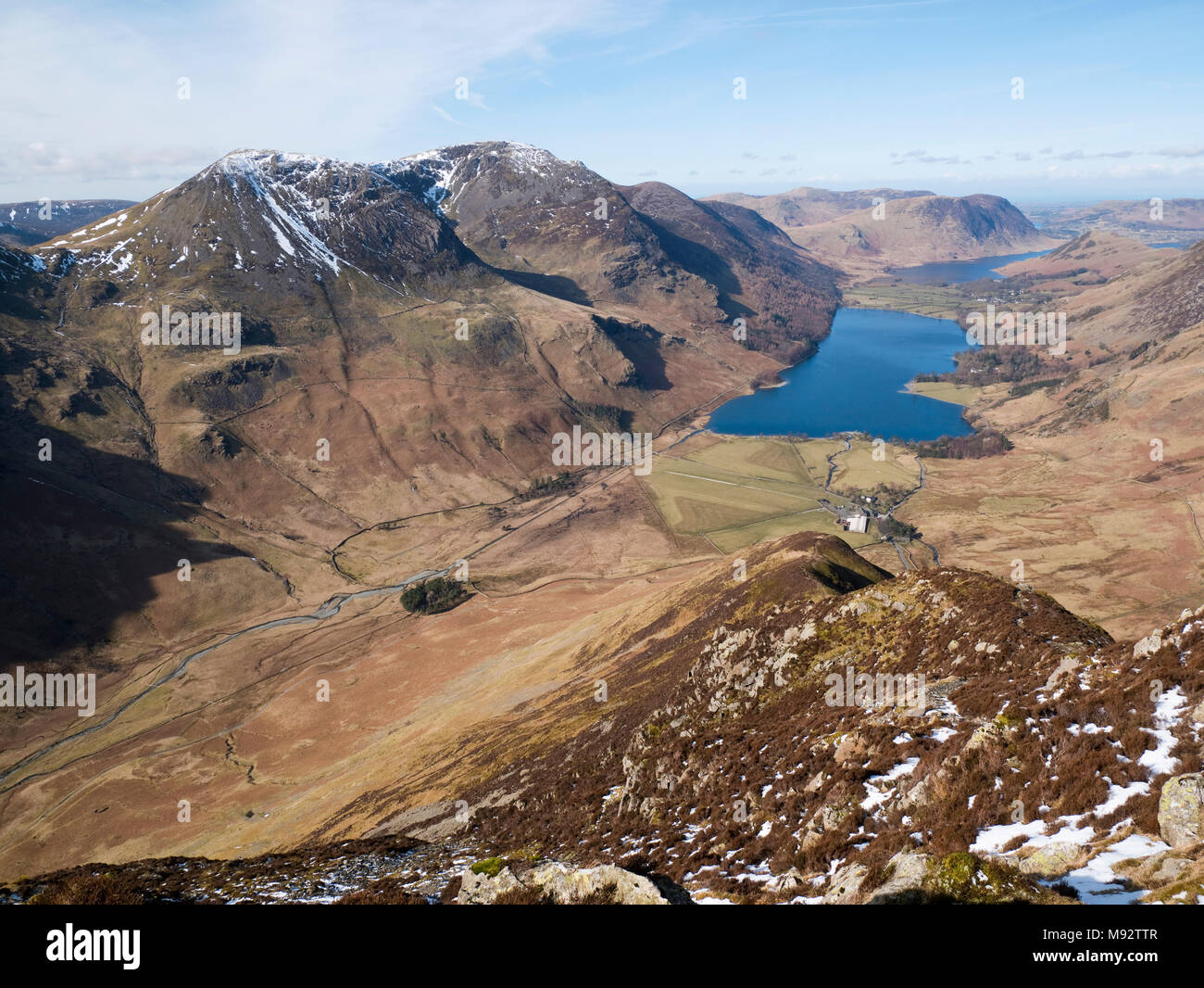 Vue de Buttermere Crummock Water & Fleetwith Fleetwith de bord sur le brochet. La lande à Fells prends la gauche, tout en Mellbreak s'élève au-dessus d'Crummock Water Banque D'Images