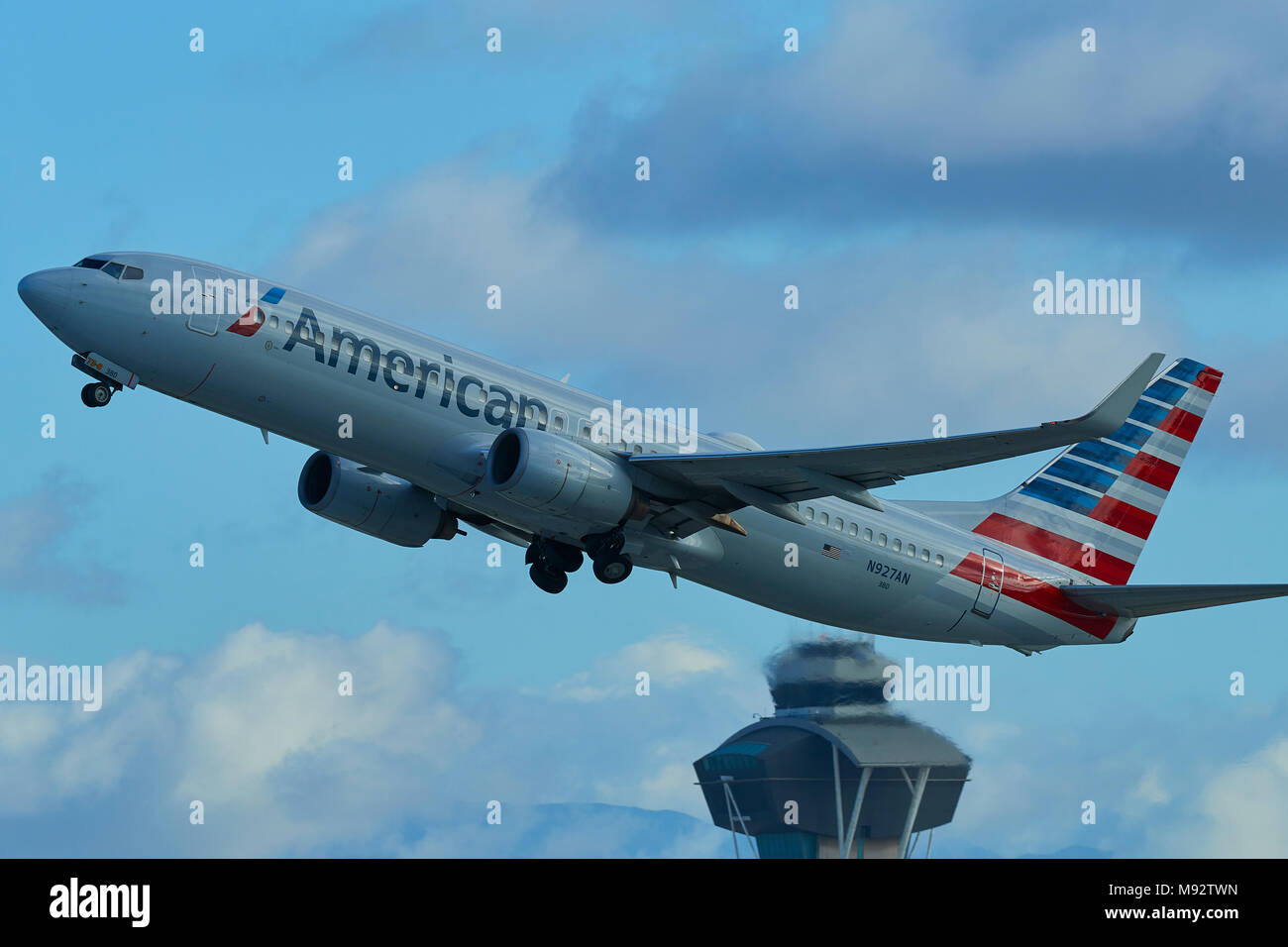 La Photo en gros plan d'un Boeing 737-800 d'American Airlines, avion à réaction au décollage de l'Aéroport International de Los Angeles, LAX, peu après le lever du soleil. Banque D'Images