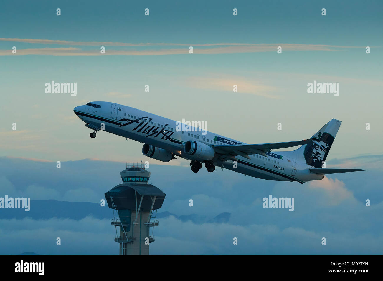 Alaska Airlines Boeing 737-900ER Jet au décollage de l'Aéroport International de Los Angeles, LAX. La tour de contrôle ci-dessous. Californie, USA. Banque D'Images