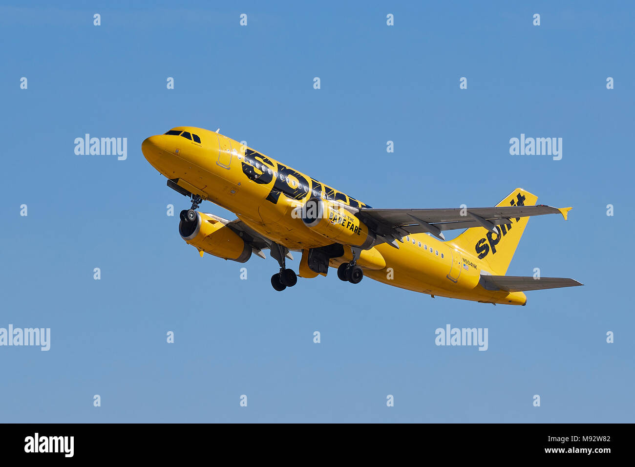 Spirit Airlines Airbus A319 Avions de transport de passagers dans la livrée jaune vif, au décollage de l'Aéroport International de Los Angeles, LAX, Californie, USA. Banque D'Images Spirit Airlines Airbus A319 Avions de transport de passagers dans la livrée jaune vif, au décollage de l'Aéroport International de Los Angeles, LAX, Californie, USA. Banque D'Images