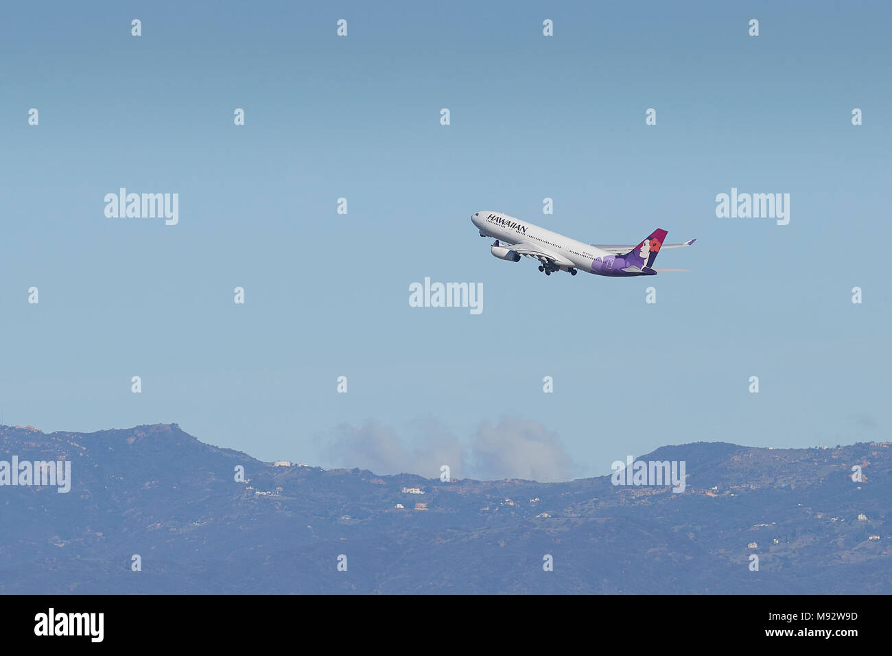 Hawaiian Airlines Airbus A330-200 Jet passagers décollant de l'Aéroport International de Los Angeles, LAX, Californie, USA. Banque D'Images