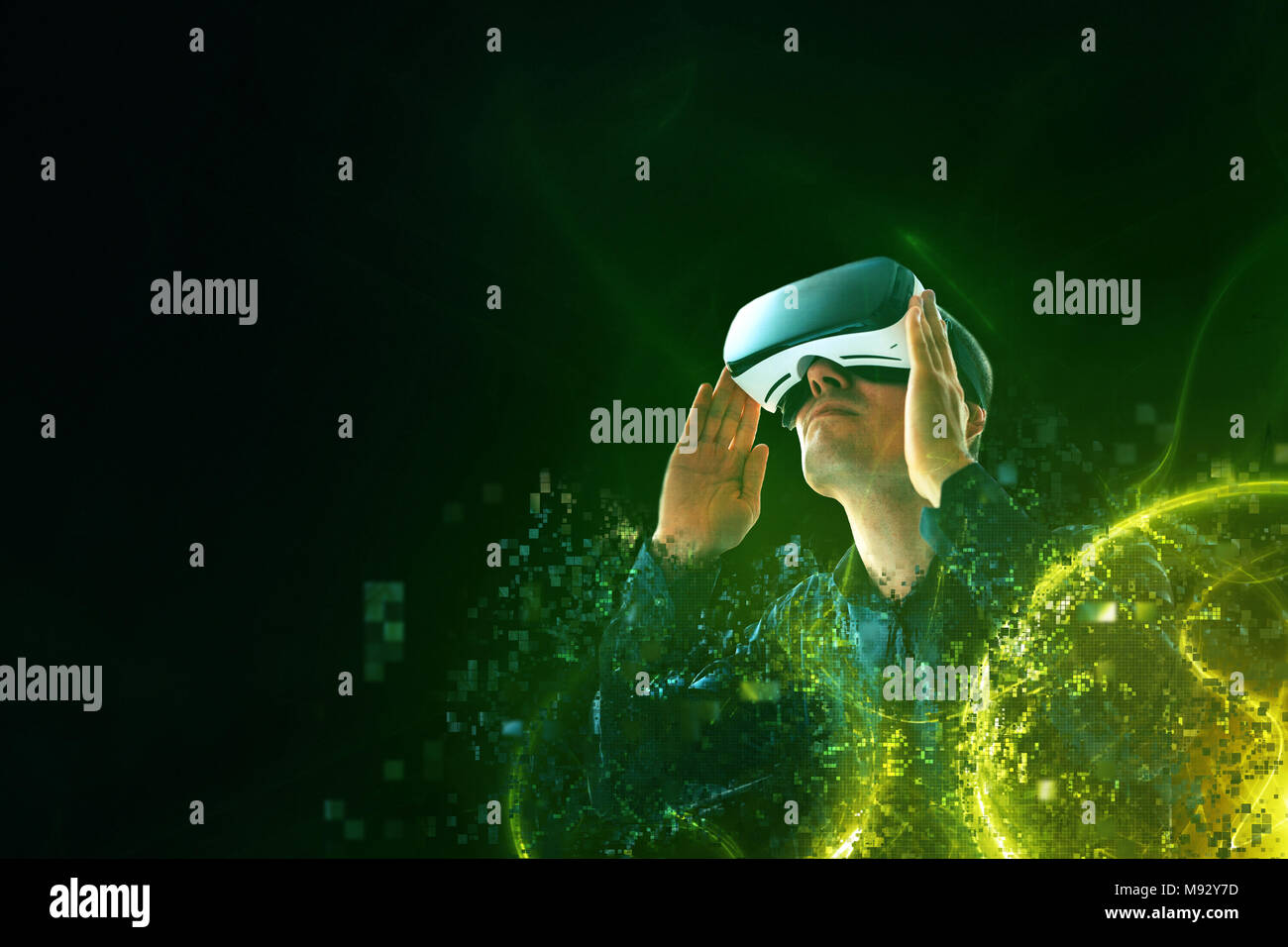 L'homme avec des lunettes de réalité virtuelle. La future technologie concept. La technologie de l'imagerie moderne. Banque D'Images