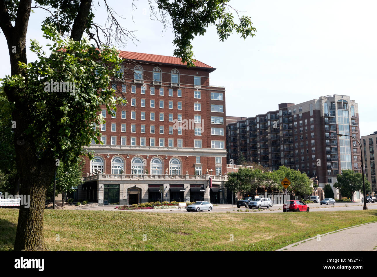 La Calhoun Beach Club apartment hotel sur Registre National des Endroits Historiques avec la nouvelle addition à la droite. Minneapolis Minnesota MN USA Banque D'Images