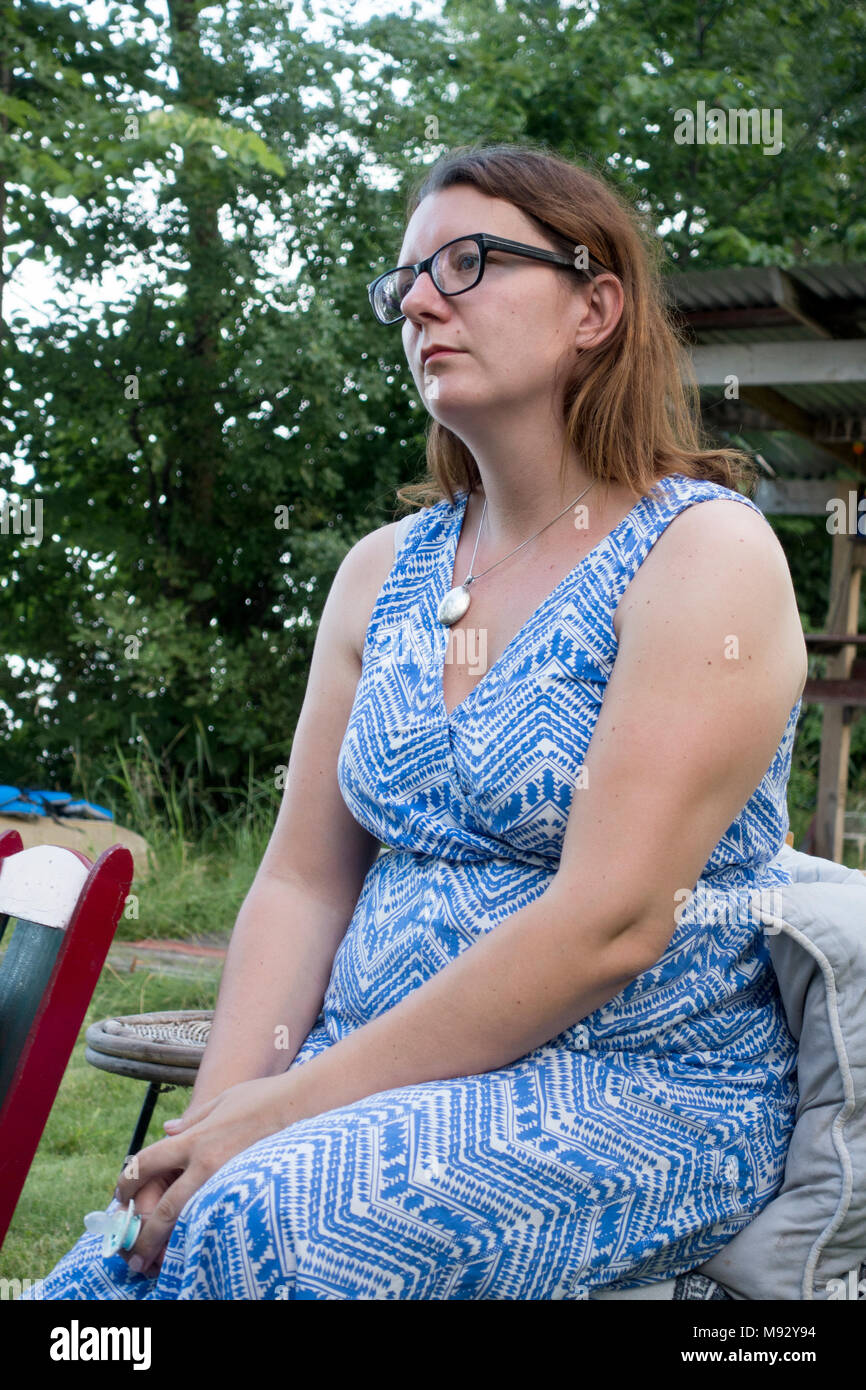 Special wrestling alley Femme sérieuse l'âge de 38 ans à l'extérieur portant une robe d'été l'air  inquiet. Clitherall Minnesota MN USA Photo Stock - Alamy