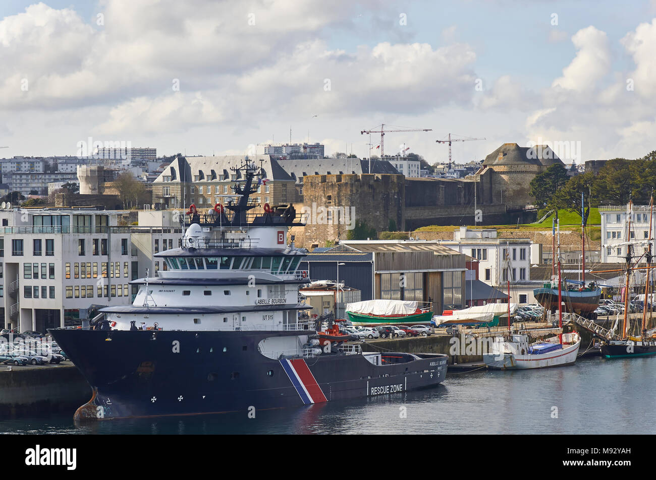 La plate-forme bateau Abeille Bourbon amarrée le long du quai commercial à Brest en Bretagne. Banque D'Images