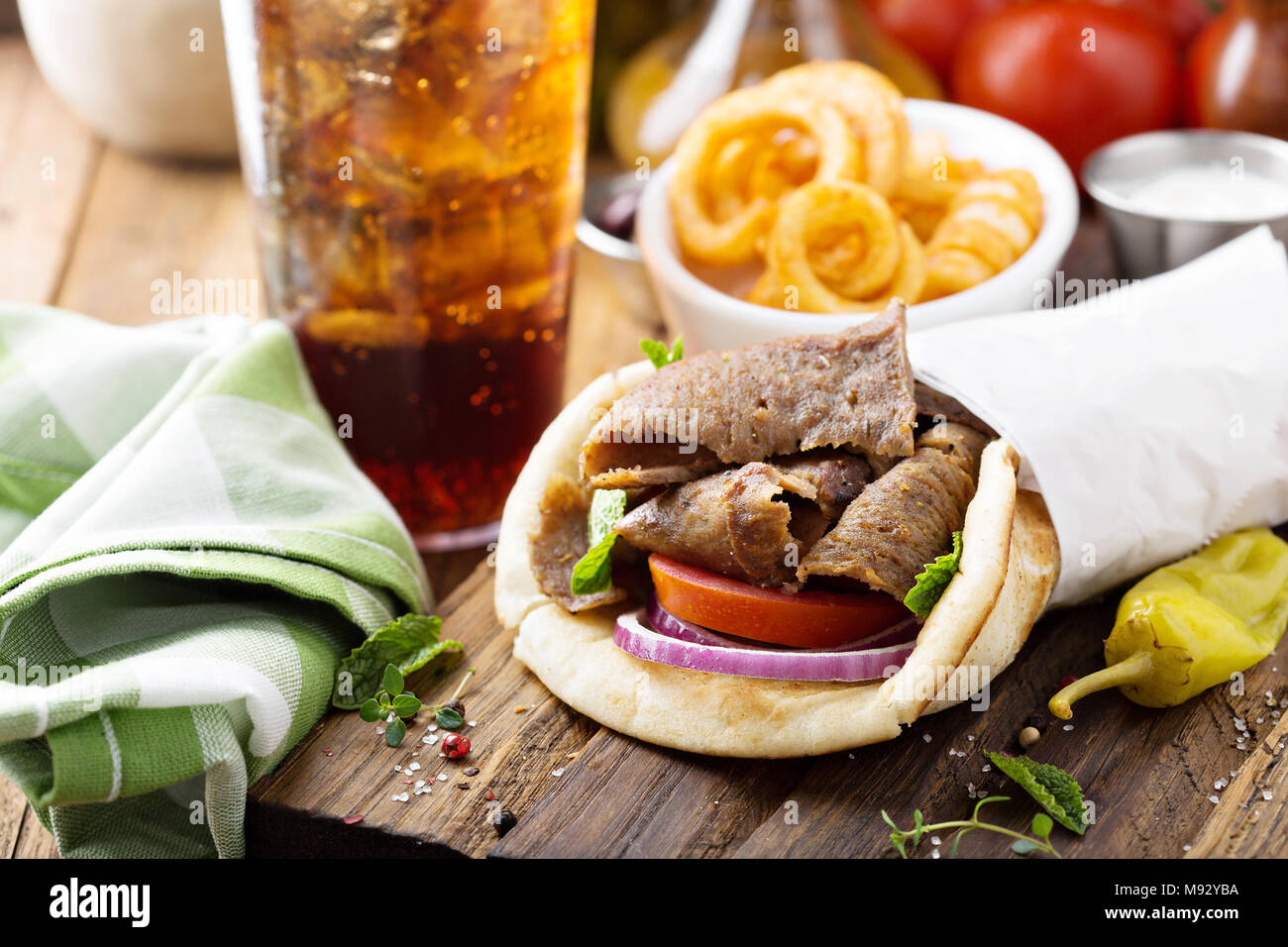 Gyro grec pita wrap avec curly fries Banque D'Images