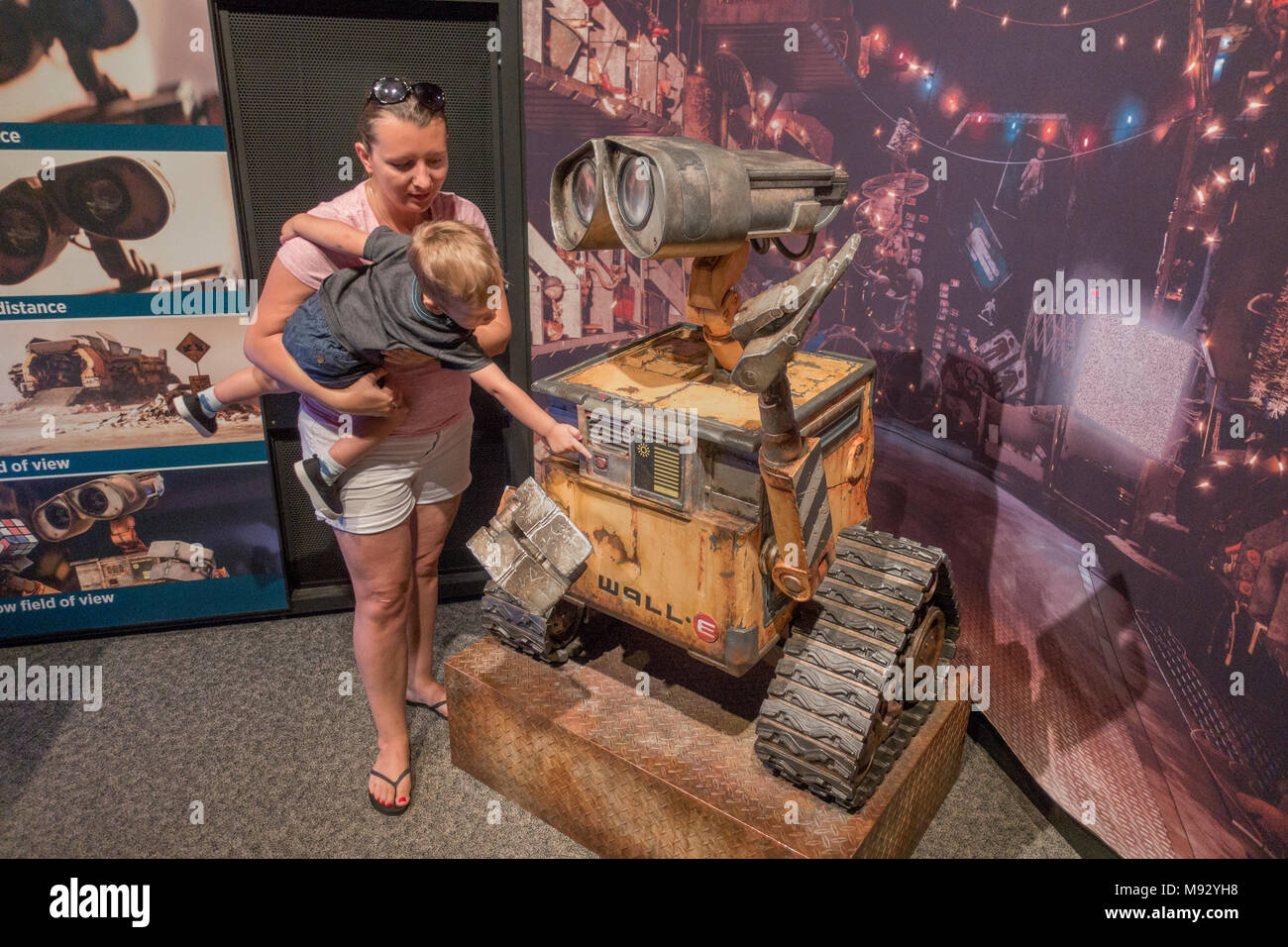 Enfant en communiquant avec WALL·E la collecte des déchets de robot film produit par Pixar Animation Studios de Walt Disney. St Paul Minnesota MN USA Banque D'Images