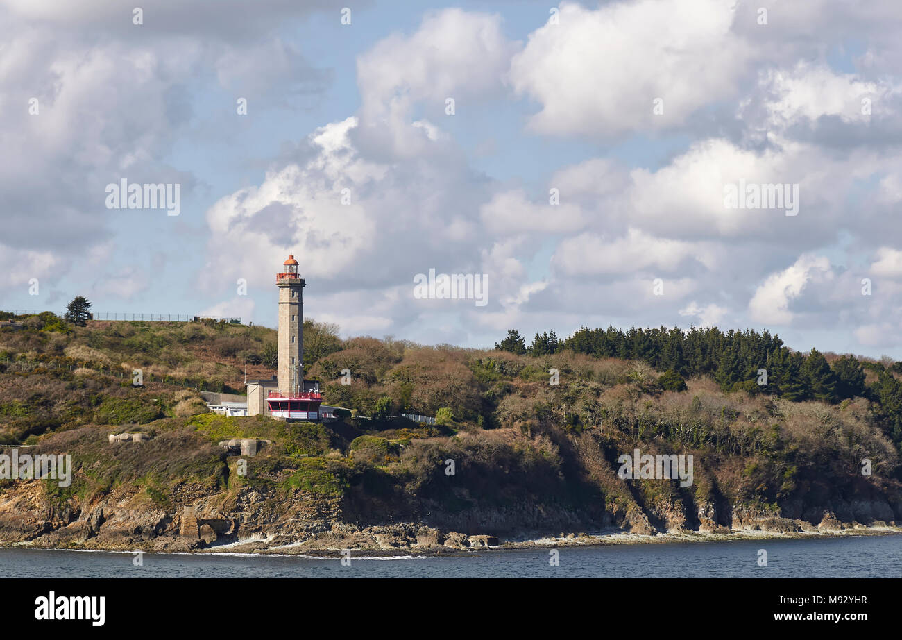 Un vieux phare de guerre sur un promontoire près de Brest, avec ses bunkers allemands guerre visible de la France à l'étranger. Banque D'Images