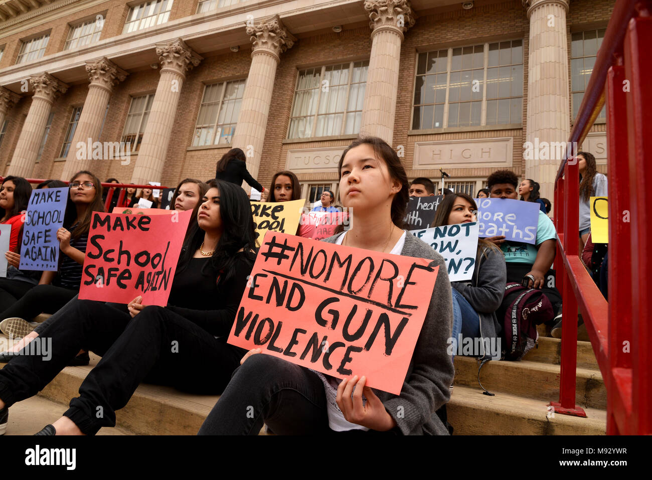 Des centaines d'élèves du secondaire de Tucson à pied hors de la classe à Tucson, Arizona, USA, le 14 mars 2018, en souvenir des victimes de la fusillade à Mar Banque D'Images