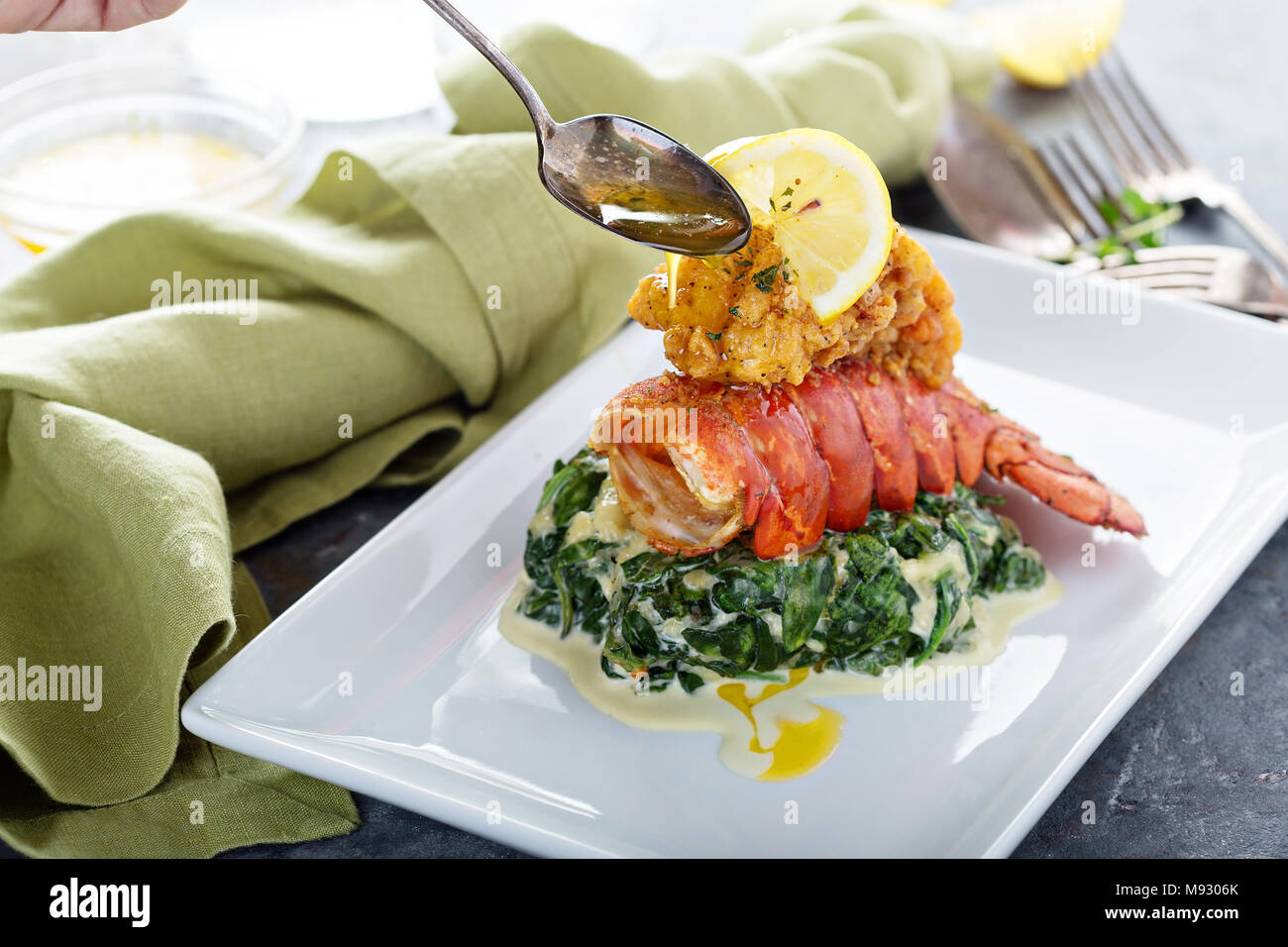 Queue de homard frit avec cremy et citron épinards Banque D'Images