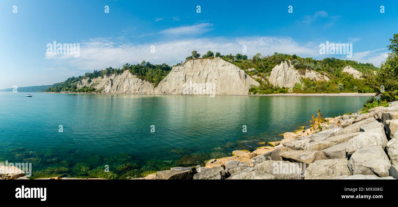 Scarborough Bluffs Canada Ontario montrant côte avec rocky hill terrain et lac sur une belle journée ensoleillée Banque D'Images