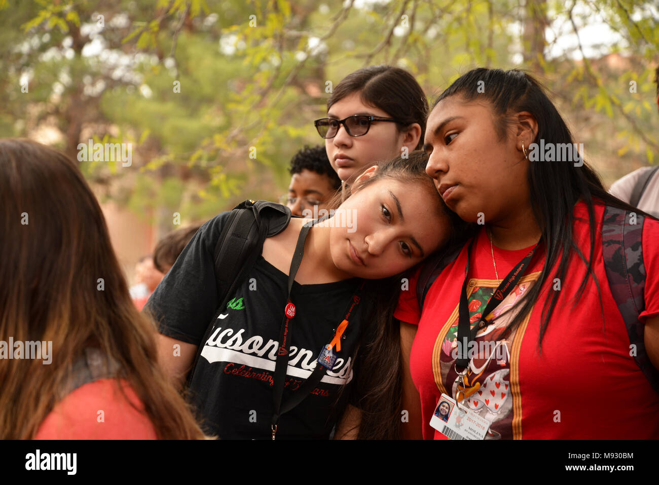 Des centaines d'élèves du secondaire de Tucson à pied hors de la classe à Tucson, Arizona, USA, le 14 mars 2018, en souvenir des victimes de la fusillade à Mar Banque D'Images