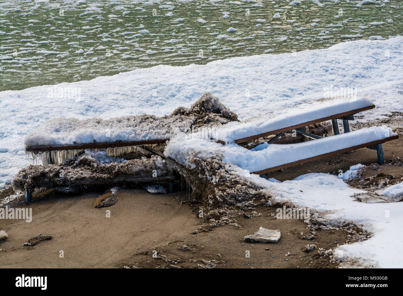 Tables de pique-nique par le gel par la plage Banque D'Images