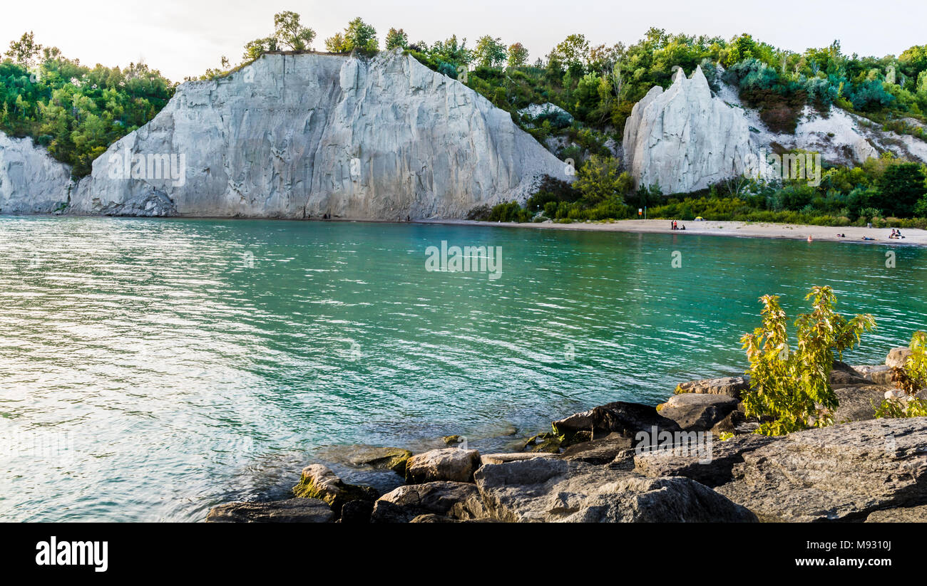 Scarborough Bluffs Canada Ontario montrant côte avec rocky hill terrain et lac sur une belle journée ensoleillée Banque D'Images