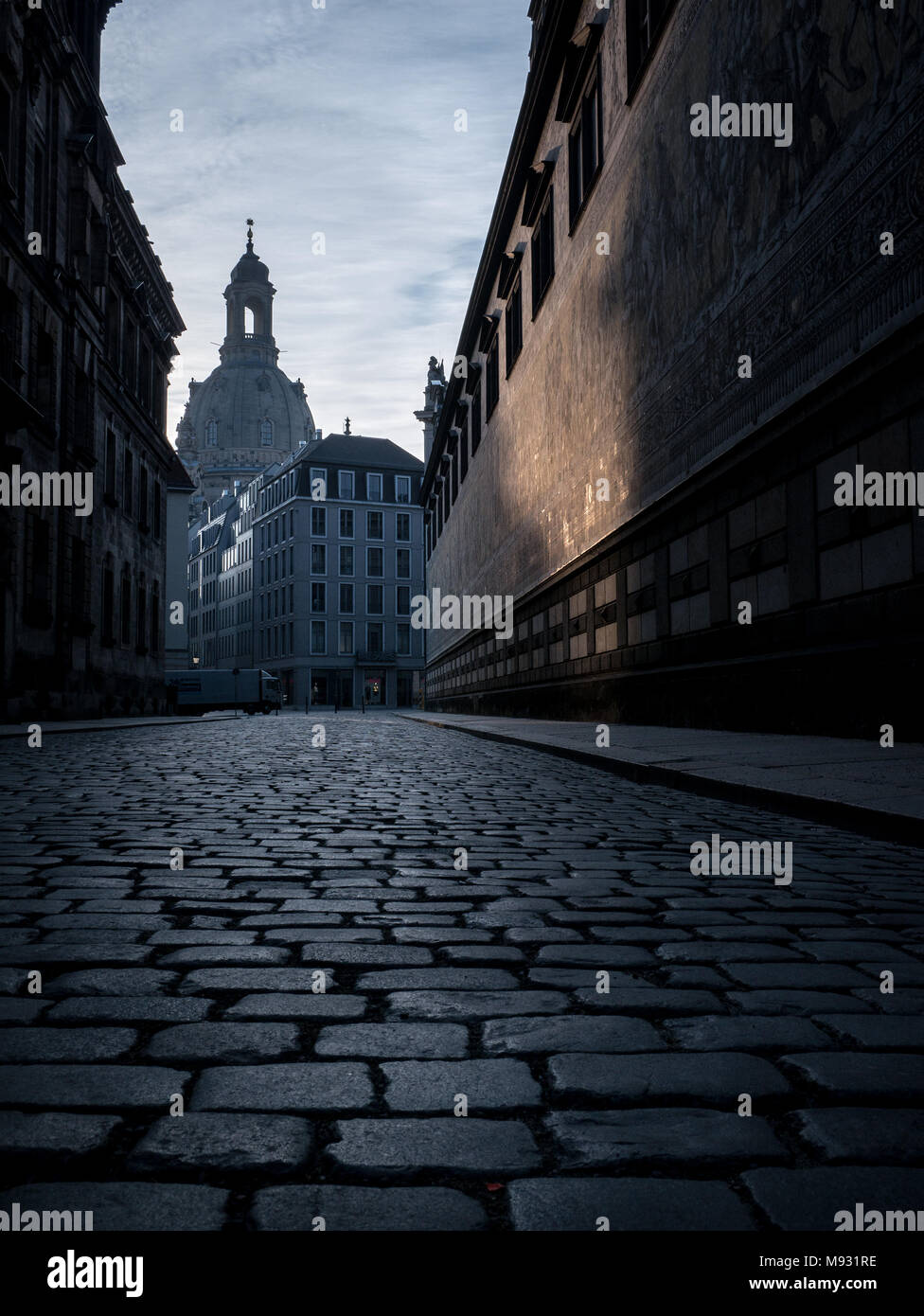 Eglise / l'église Notre-Dame (Frauenkirche) tôt le matin, au vu de la Procession des Princes (Fürstenzug) - Dresde, Allemagne Banque D'Images