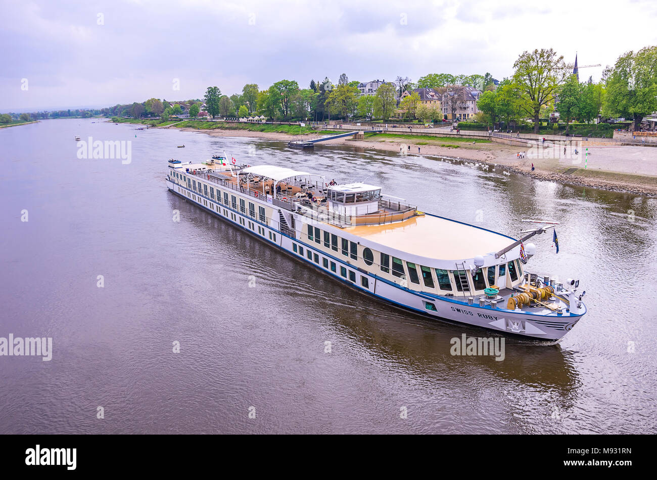 La rivière bateau de croisière MS Swiss Ruby descend le fleuve Elbe et passe le Schiller dans le jardin, Dresden-Blasewitz Dresde, Saxe, Allemagne. Banque D'Images