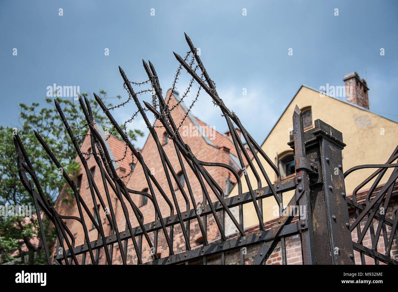 Des mesures de sécurité autour d'un centre de détention à Torun, en Pologne. Une clôture de barbelés, des pics déchiquetés, contre fond de ciel bleu Banque D'Images