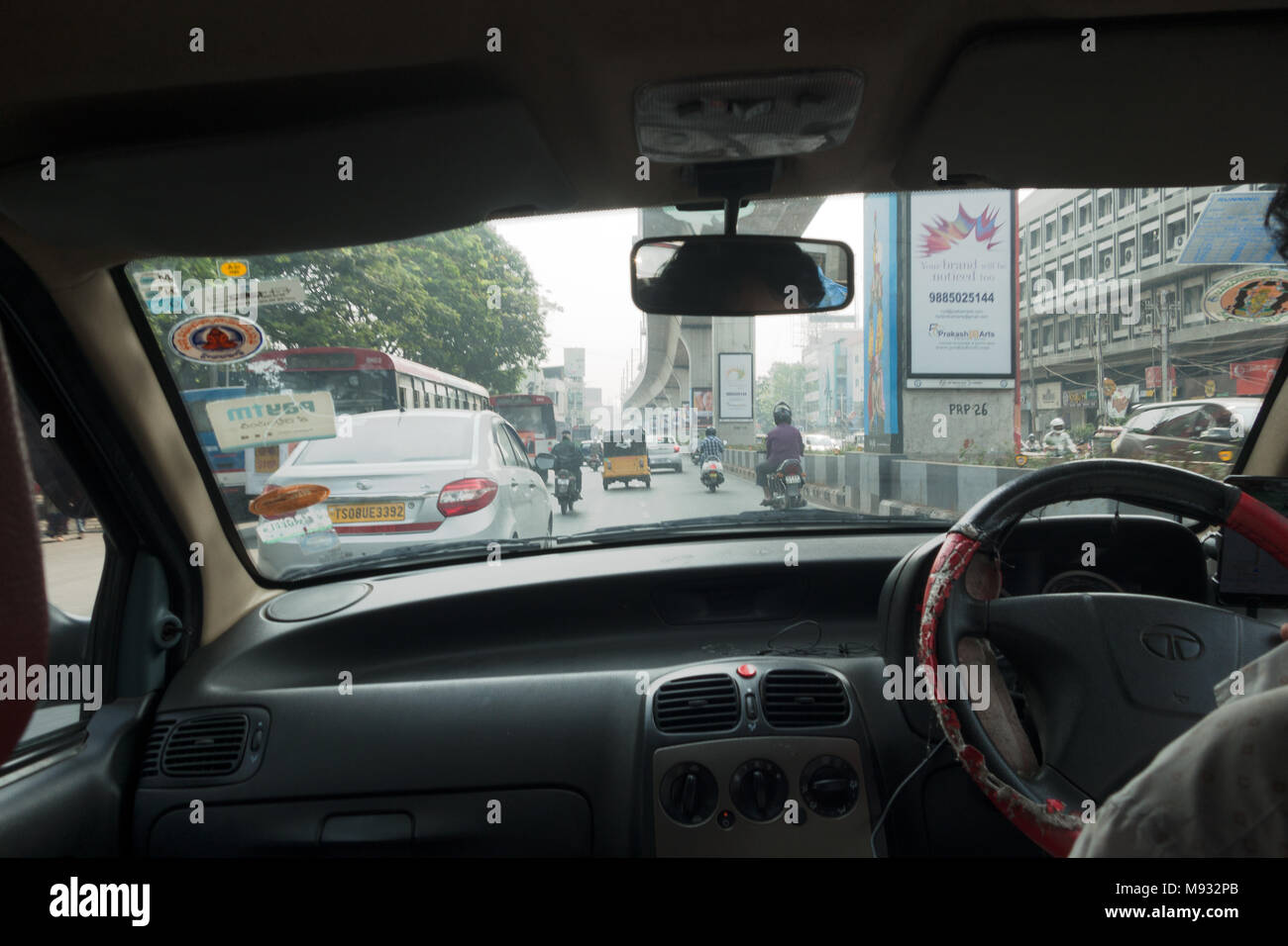 Inde - CIRCA MARS 2018 Vue de l'intérieur un taxi roulant sur route de la ville de Hyderabad, Inde Banque D'Images