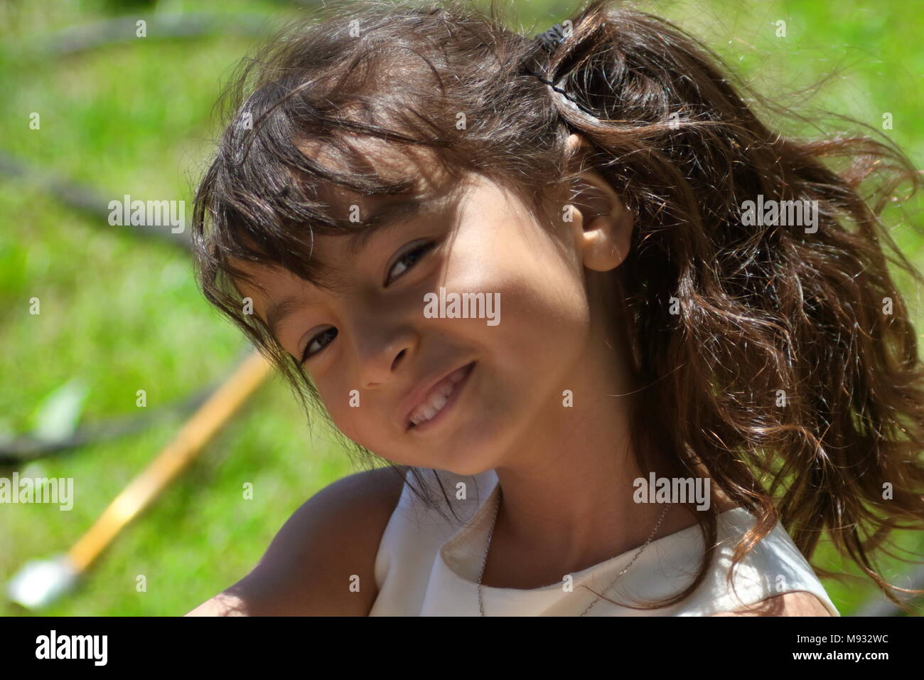 Souriante jeune fille. Photo a été prise à Hamilton Ontario's Royal Botanical Gardens Banque D'Images