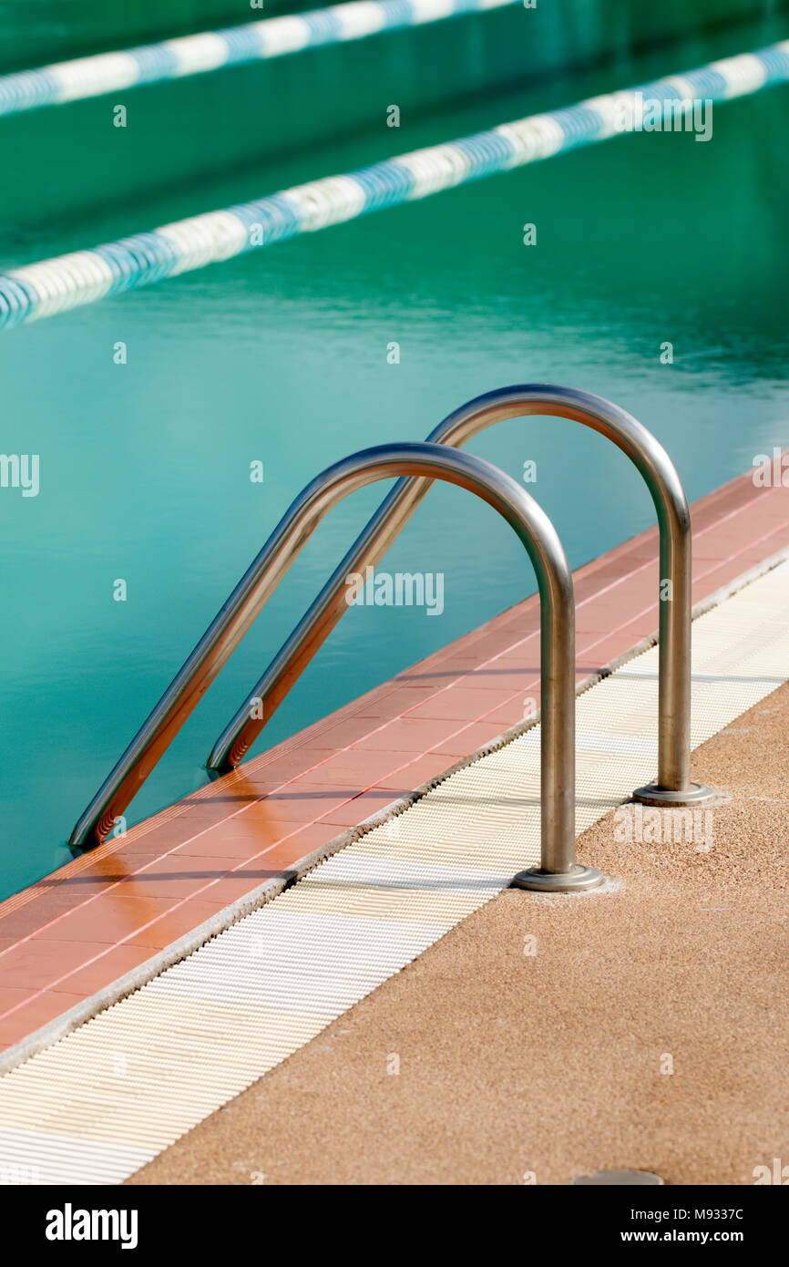 Échelle d'acier de piscine en jour Banque D'Images