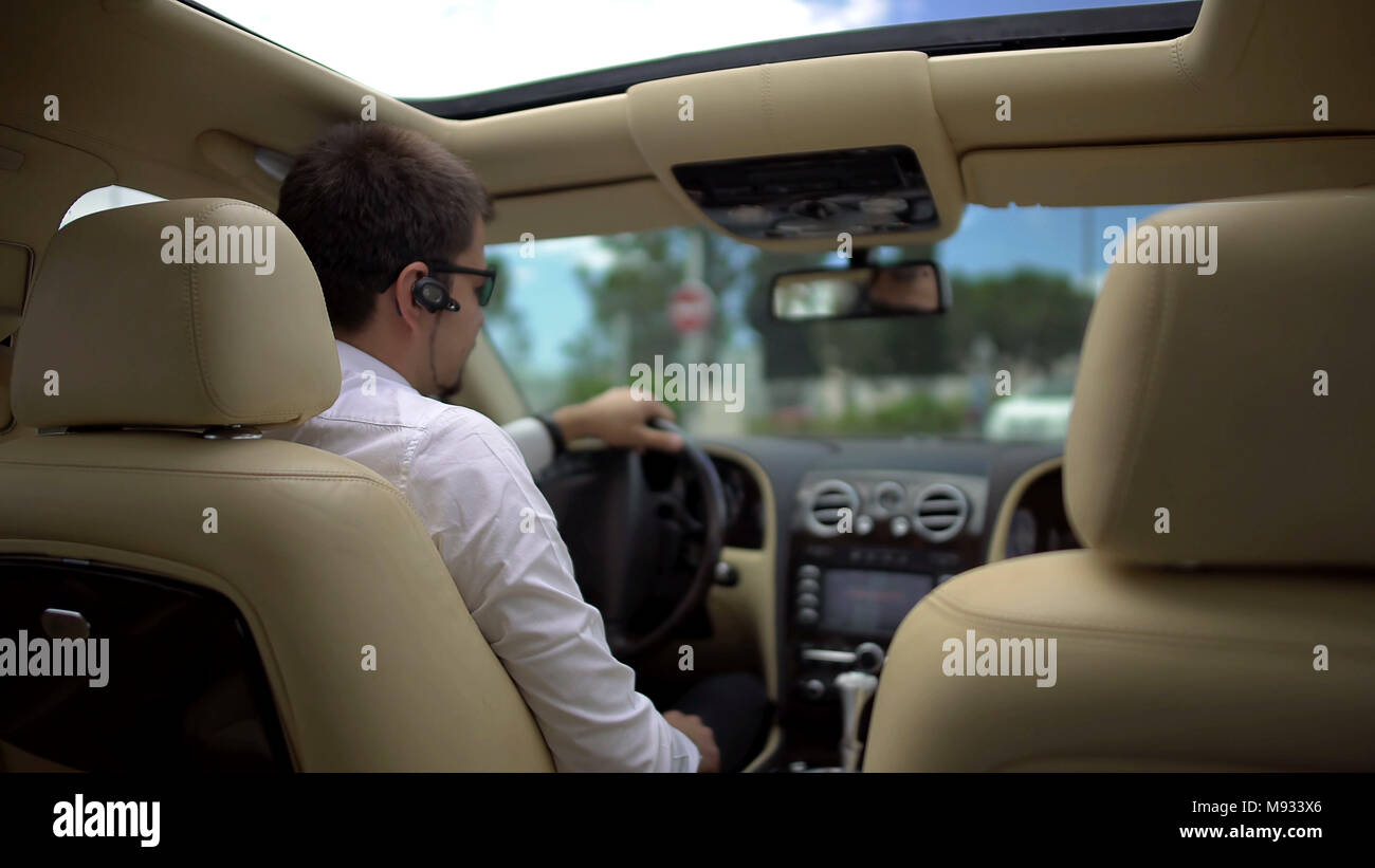 Test de conduite, moteur d'activité essayer nouvelle voiture de luxe, heureux avec la conduite suite Banque D'Images