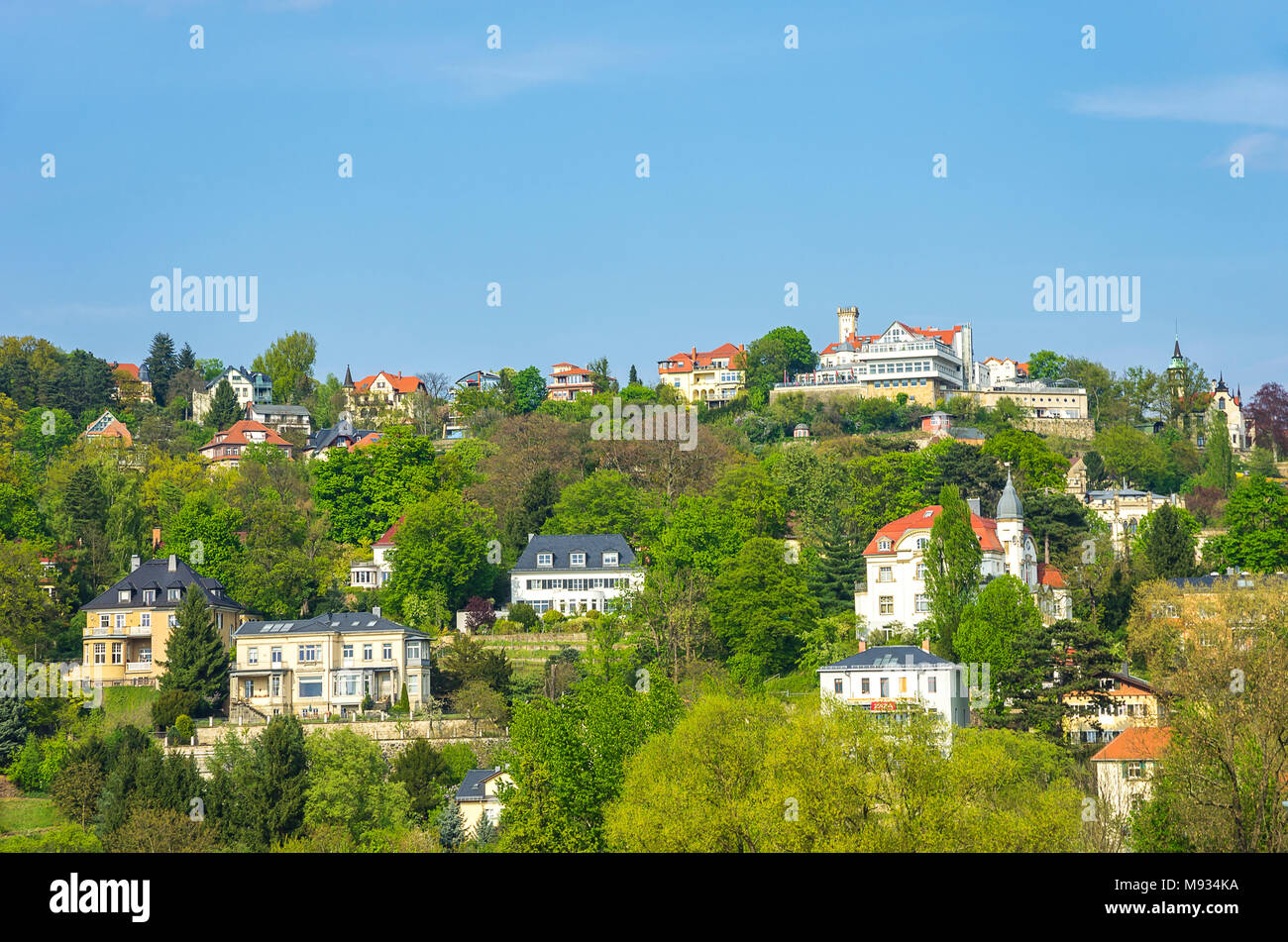 Dresde, Saxe, Allemagne - Vue depuis le pont Blue Wonder au logements de luxe à la pente à côté de l'Elbe, dans le quartier de Loschwitz. Banque D'Images