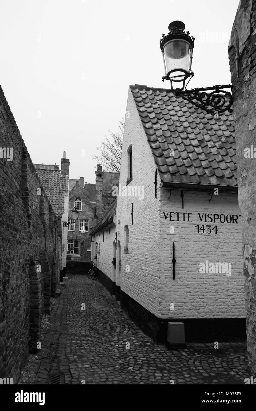 Une ancienne voie pavée off Moerstraat, montrant l'ancien hospice 'Vette Vispoort", datant de 1434, à Bruges, Flandre occidentale, Belgique Banque D'Images