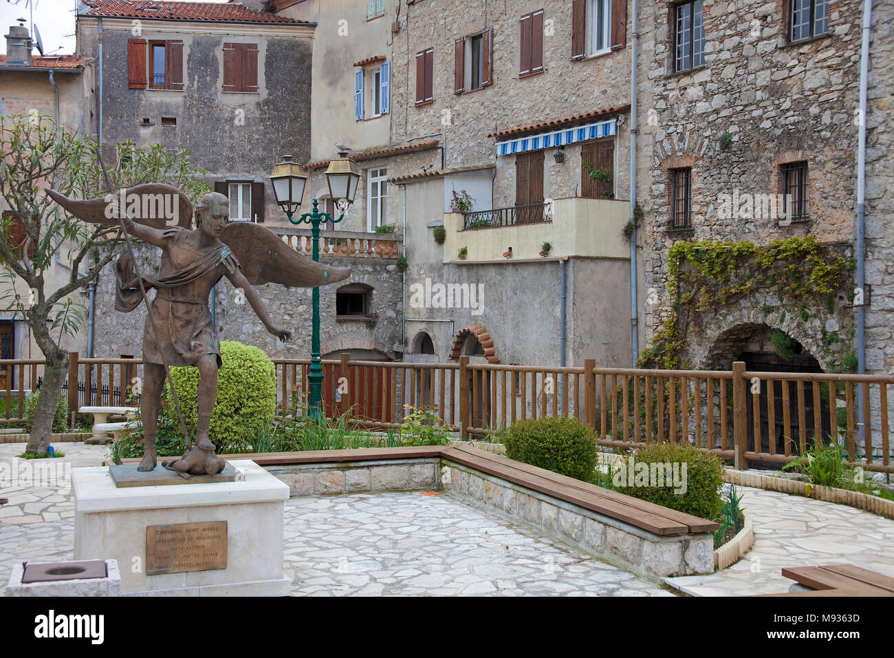 Saint Michel sculpture à vieille ville du village de La Turbie, au sud de la France, Var, Provence, Cote d'Azur, France, Europe Banque D'Images